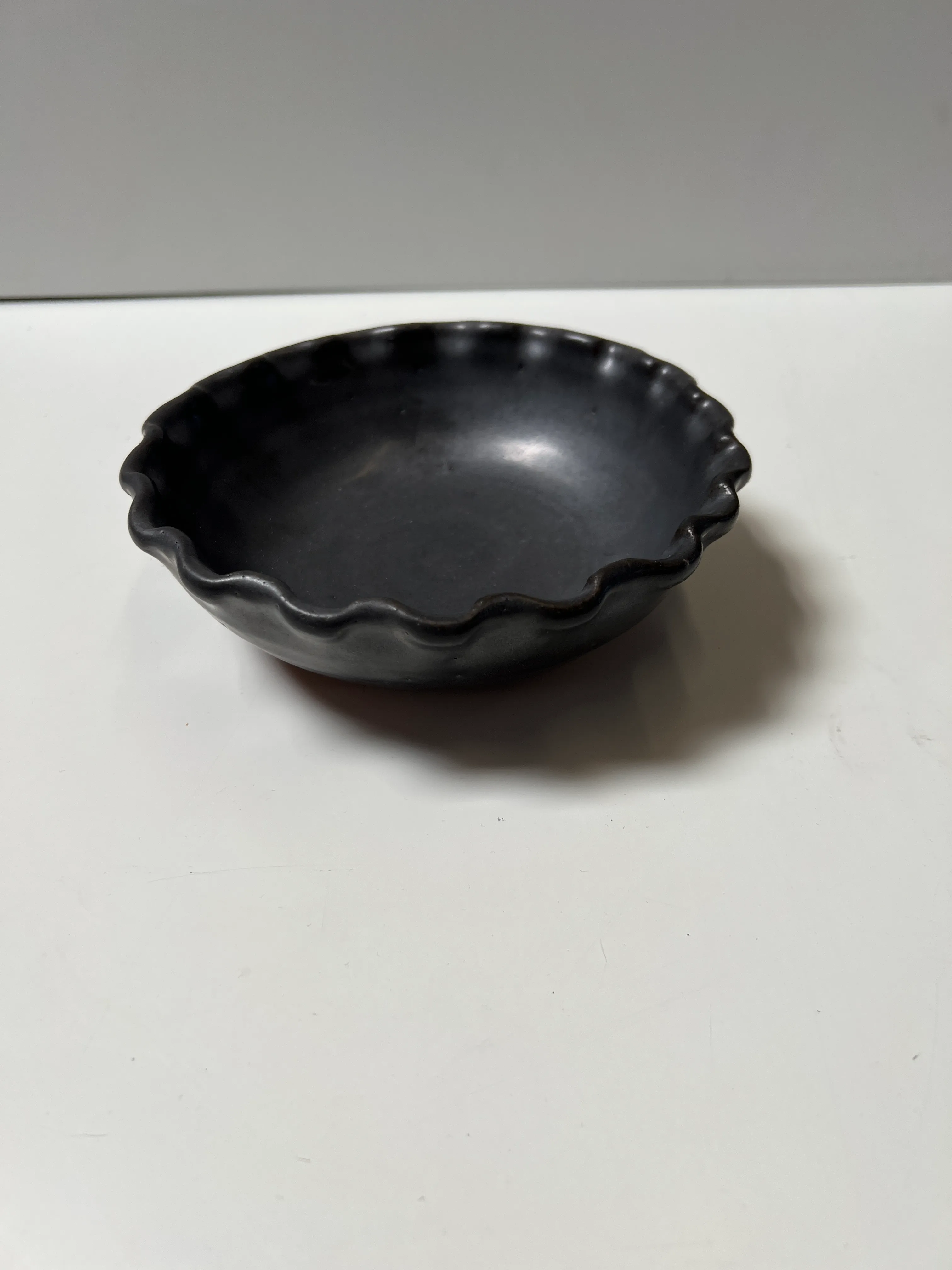 Perla Black Bowl Scalloped