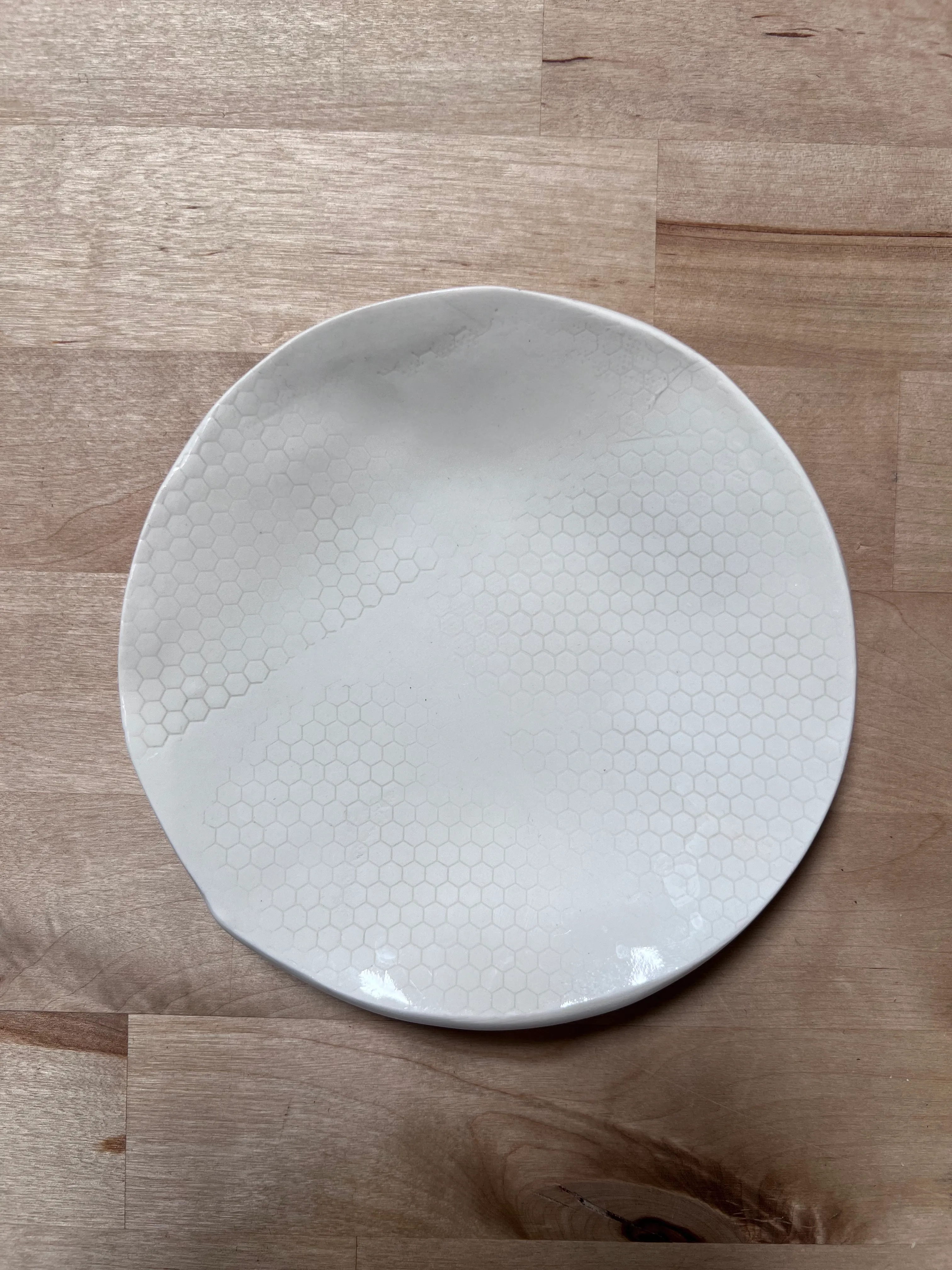 White organic shape app plate, honeycomb print