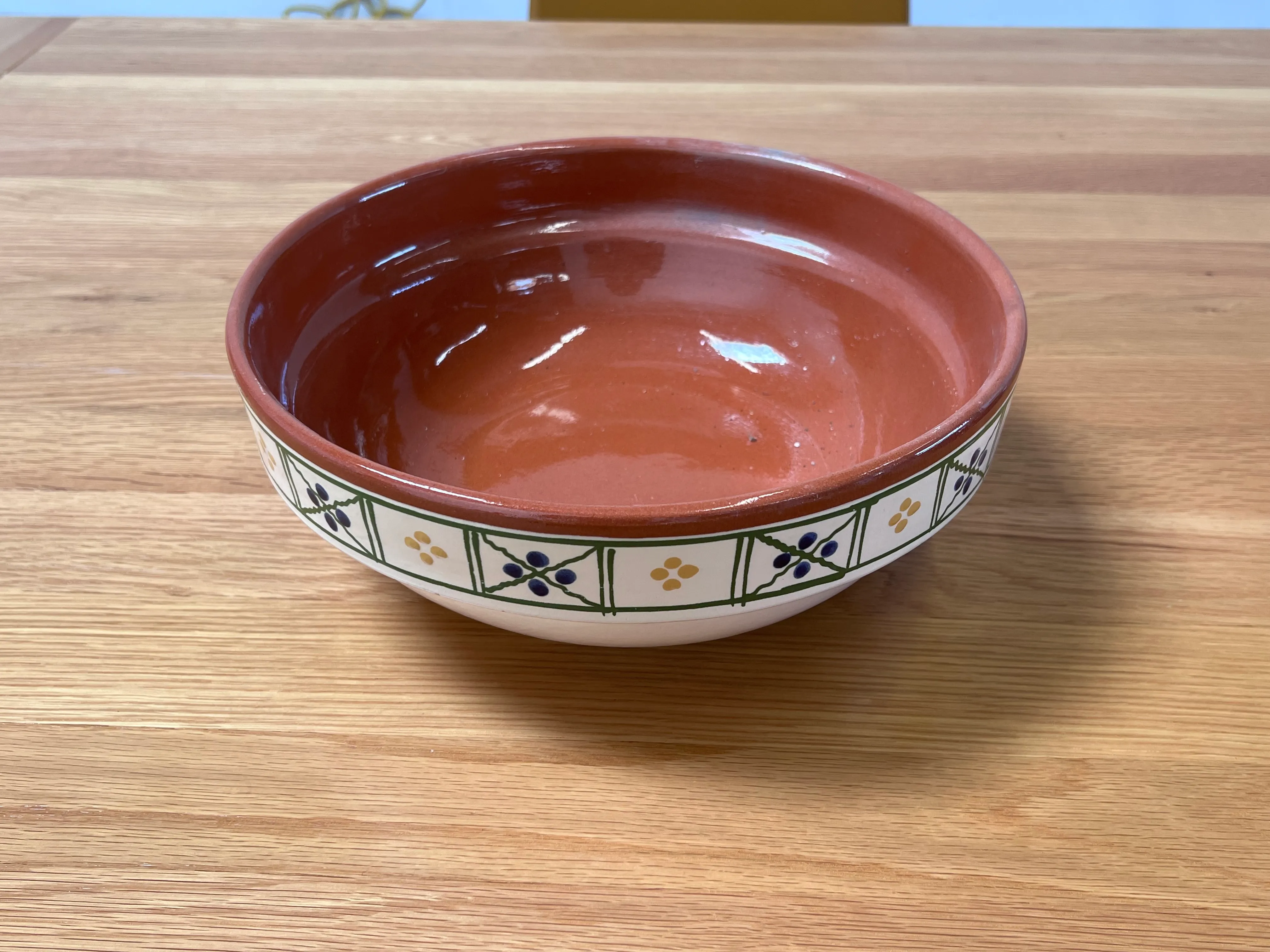 Terracotta and white serving bowl w/ design on rim