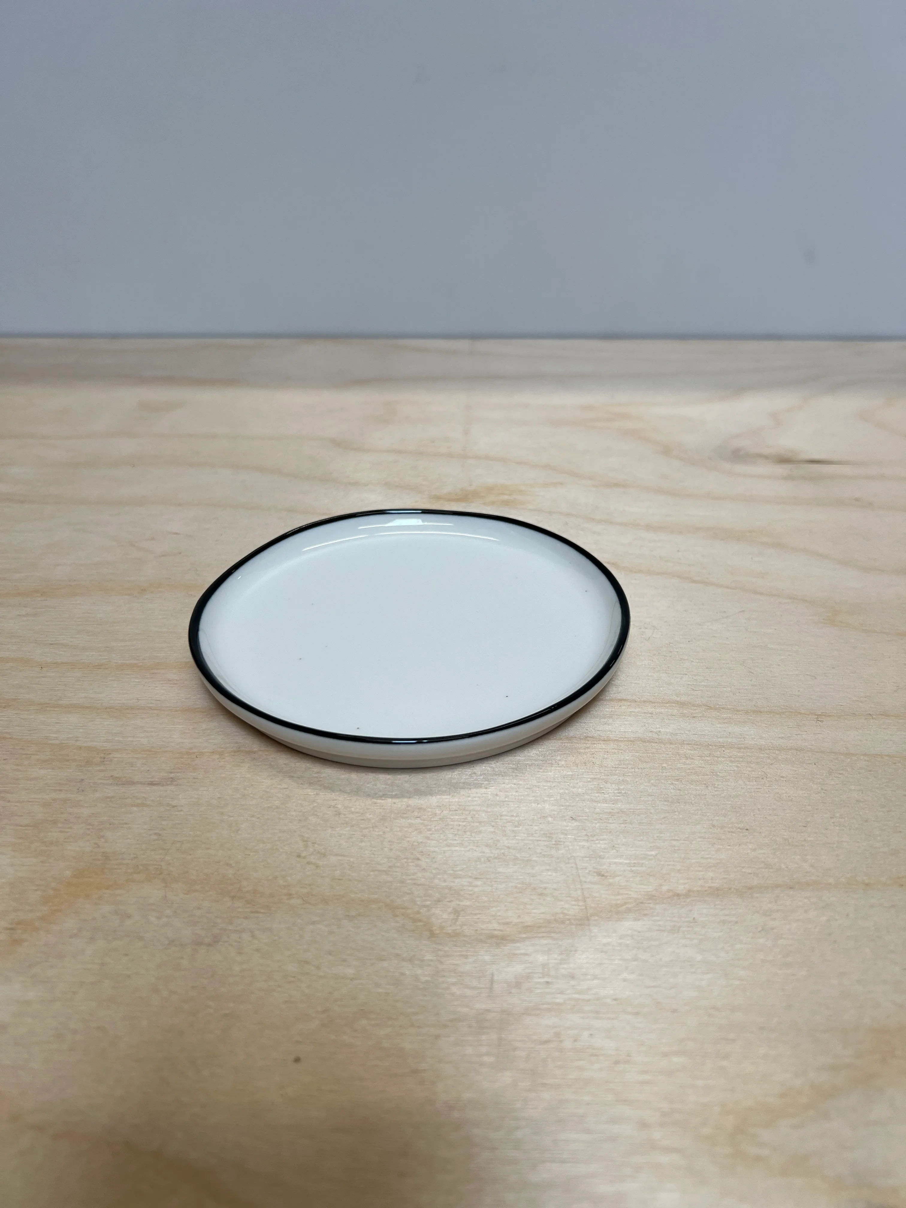 Black Rim Canvas App Plate 4.75"