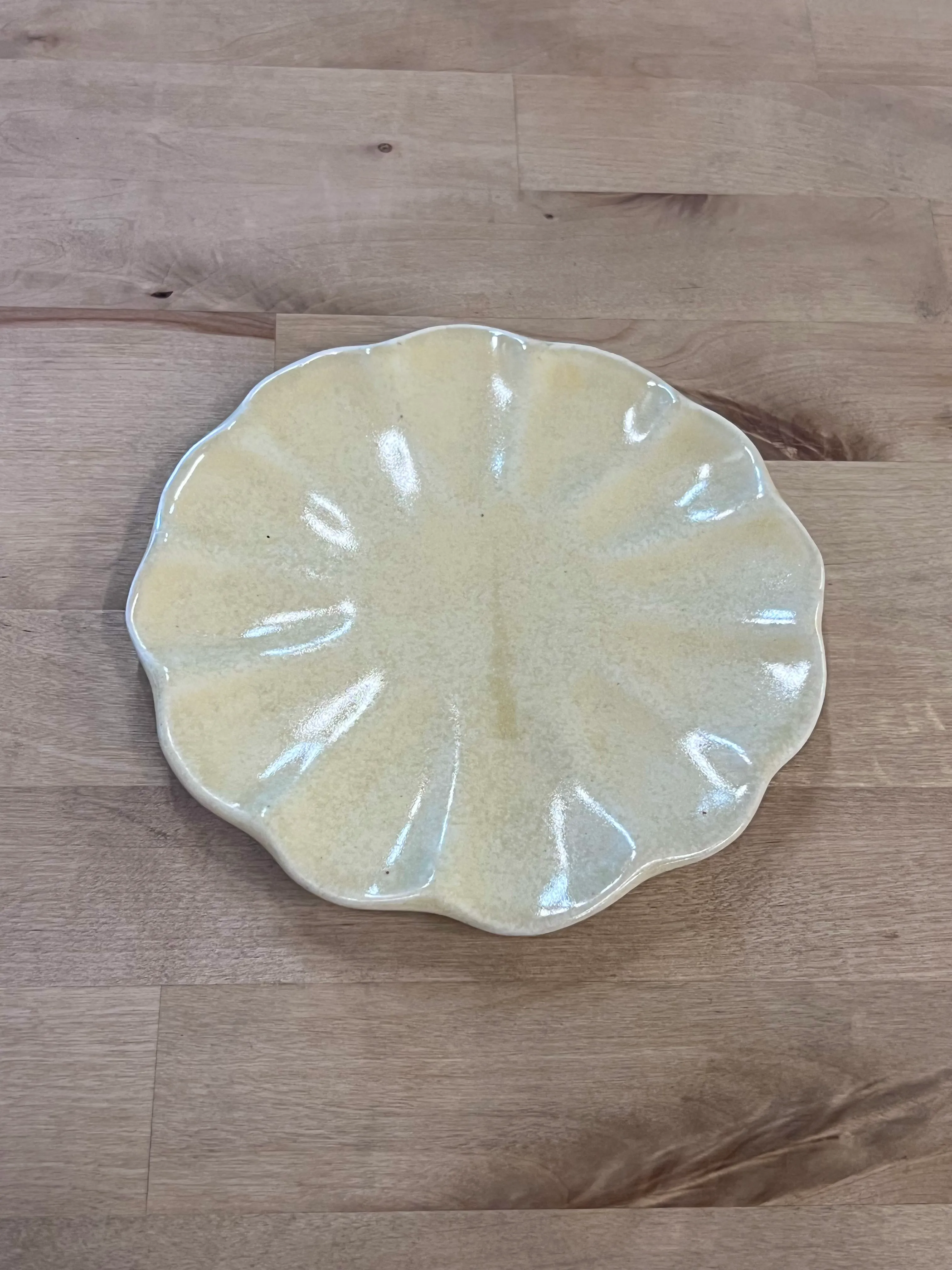 Light yellow scalloped app plate