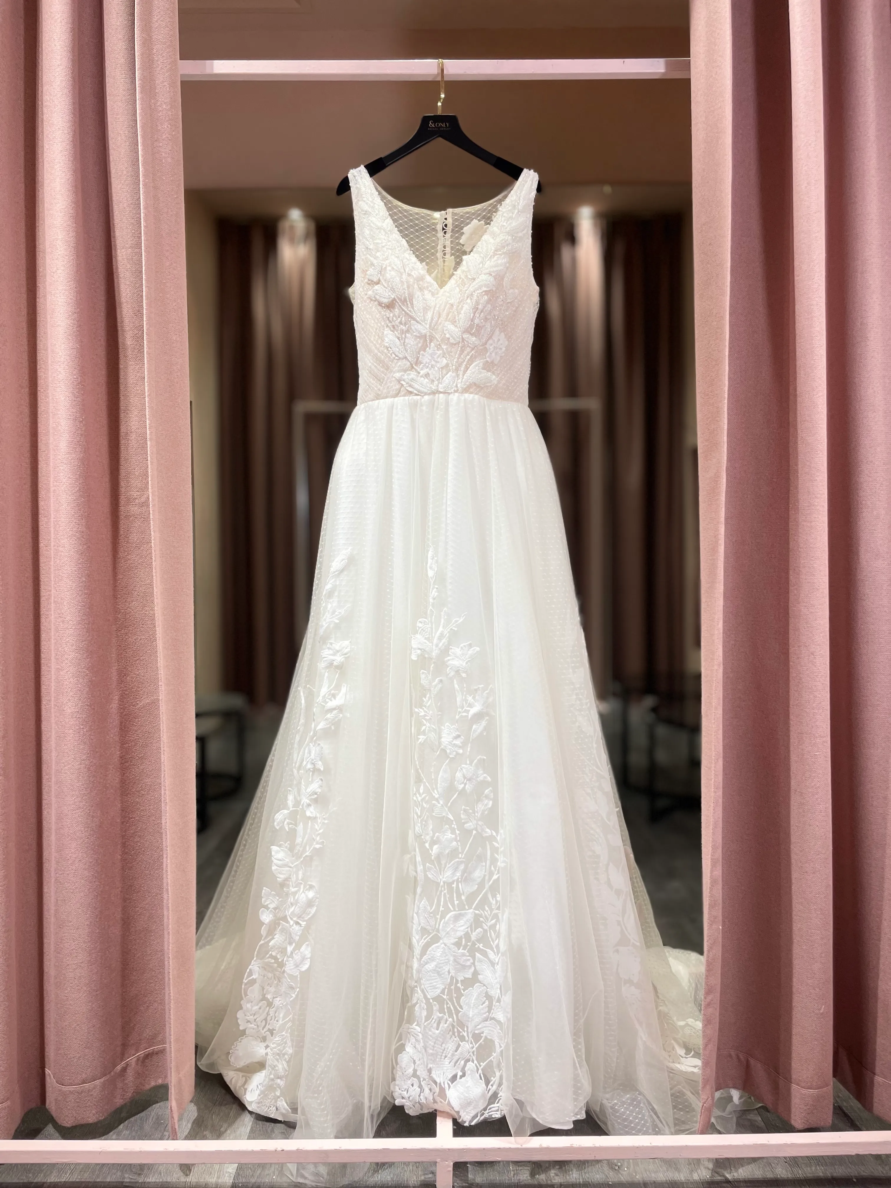 1767 - The Evelyn V Neckline and Floral Lacez