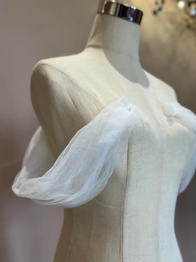 S05AAT 1130 Thicker tulle off shoulder