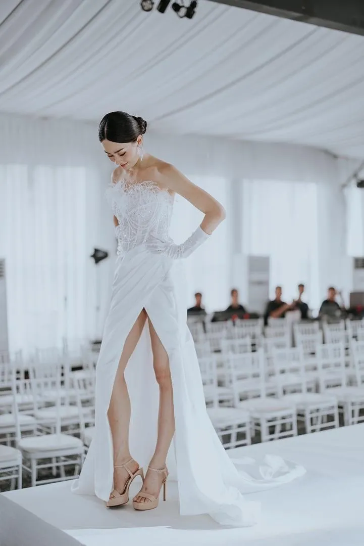 S05AAT 1231 FS Kelly feather Satin with slit