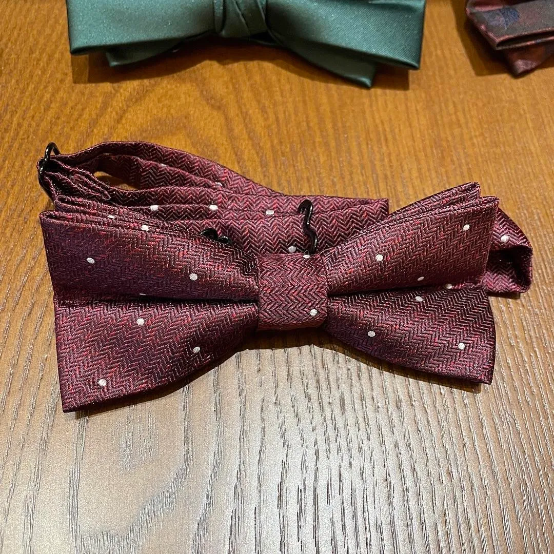 S05AAT 1479 Red base with white dot bow tie