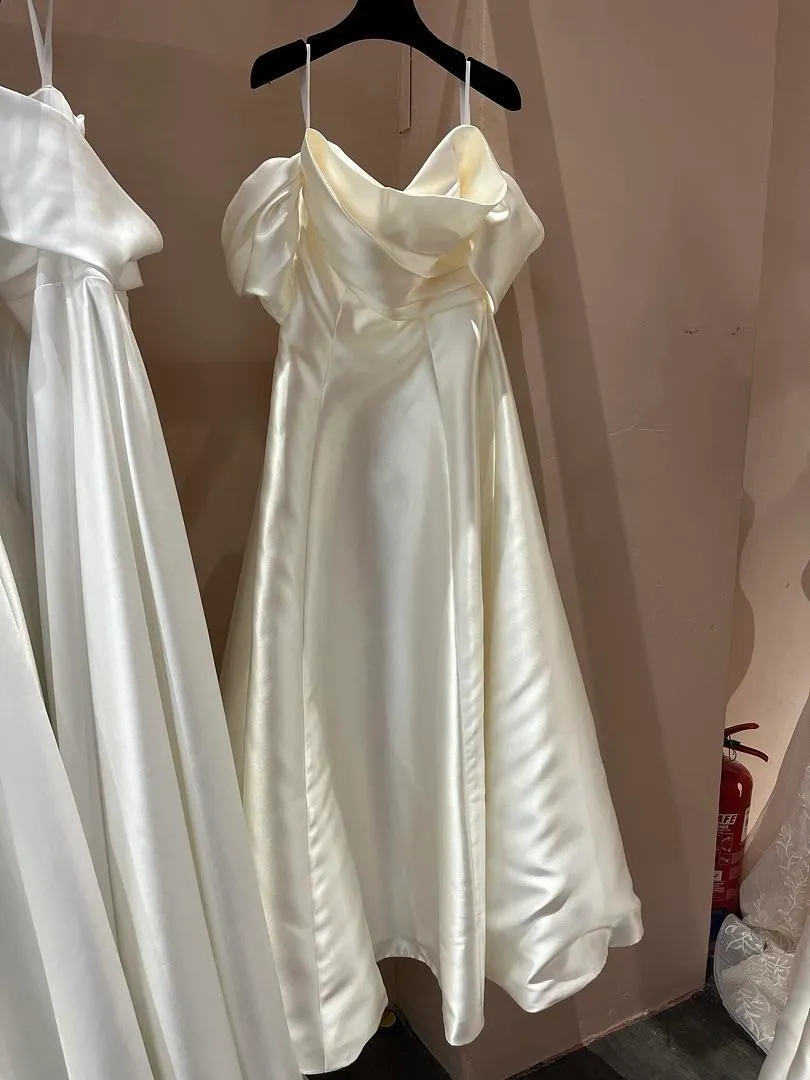 S05AAT 1410 - Satin ivory a-line detachable off shoulder short train