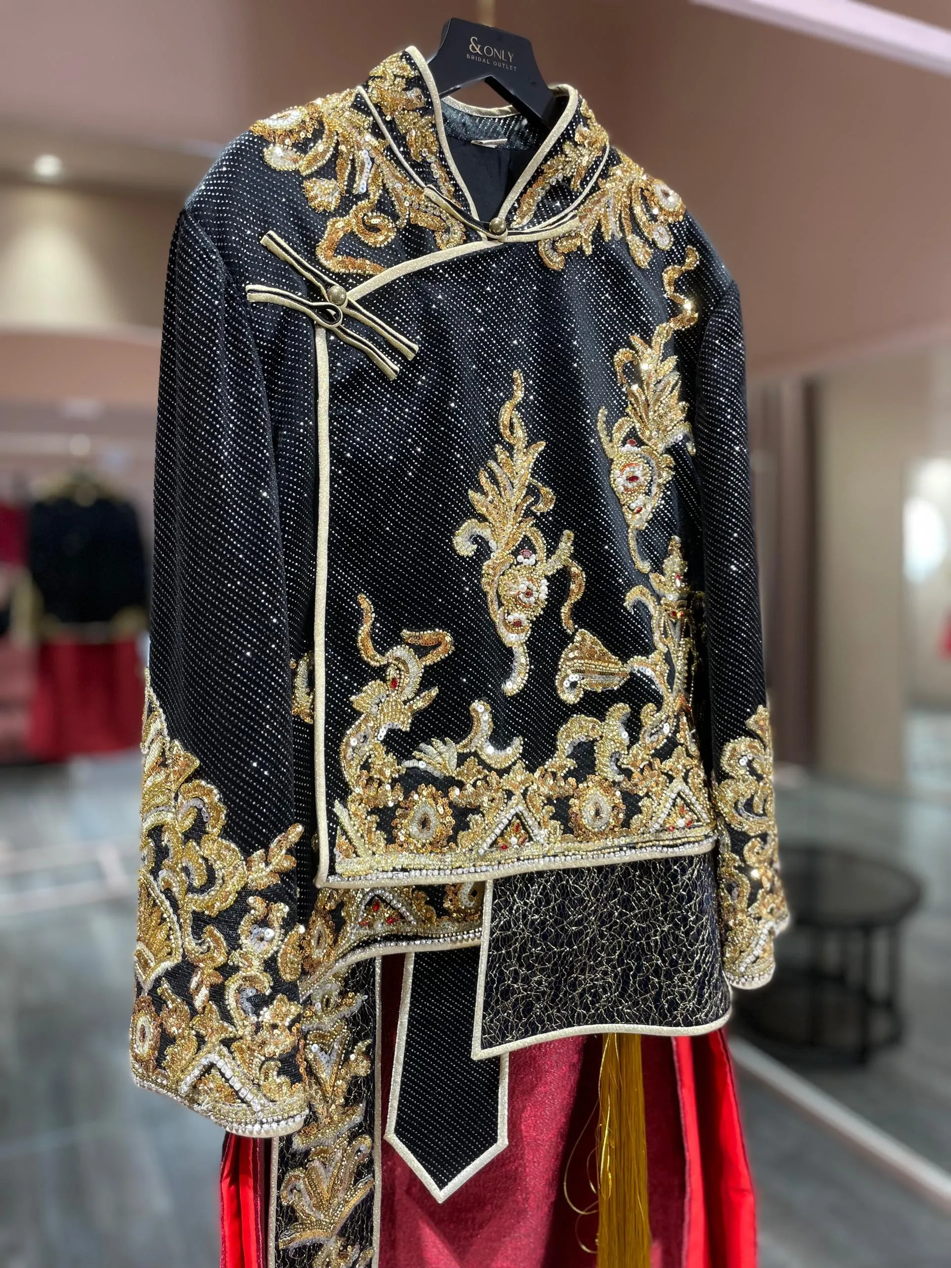 S05AAT 1179 male kua Bling irregular Black top with red bottom