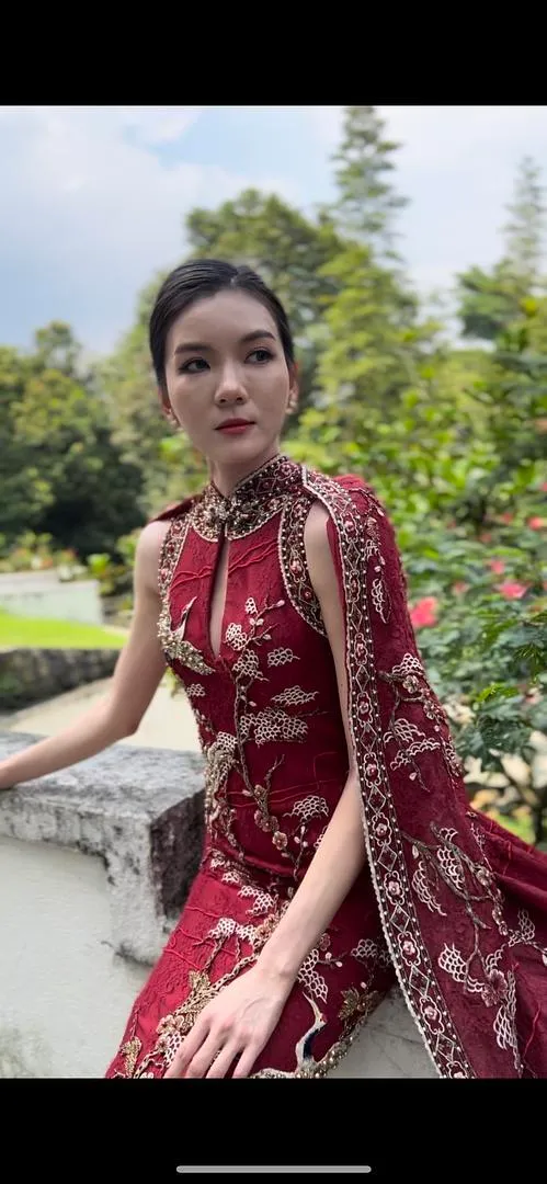 S05AAT 1304 indonesia sangjit cheongsam Rebecca GV with Cape dark red