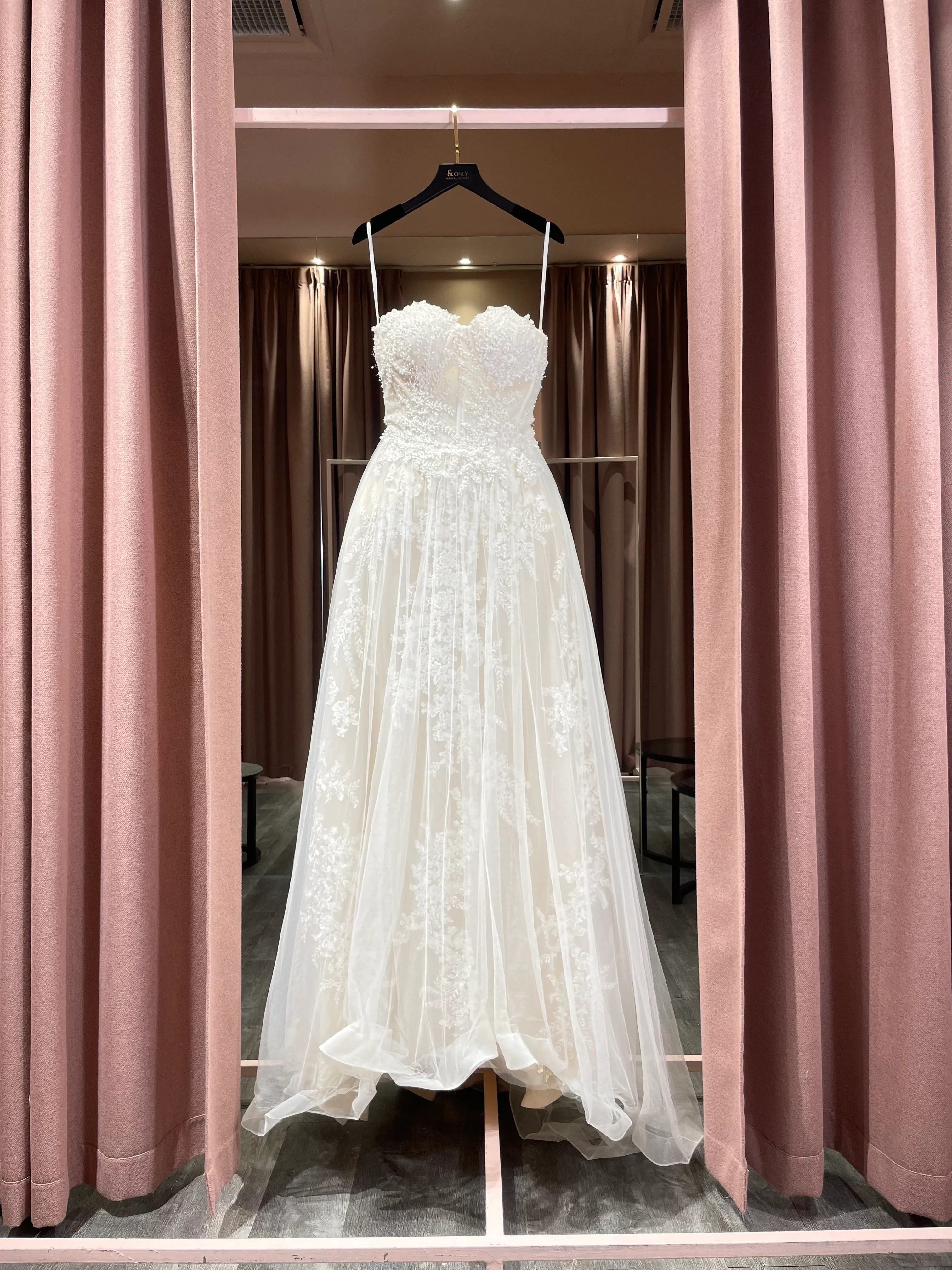 1067 - Old Pauka corset a line puffy sleeve detached