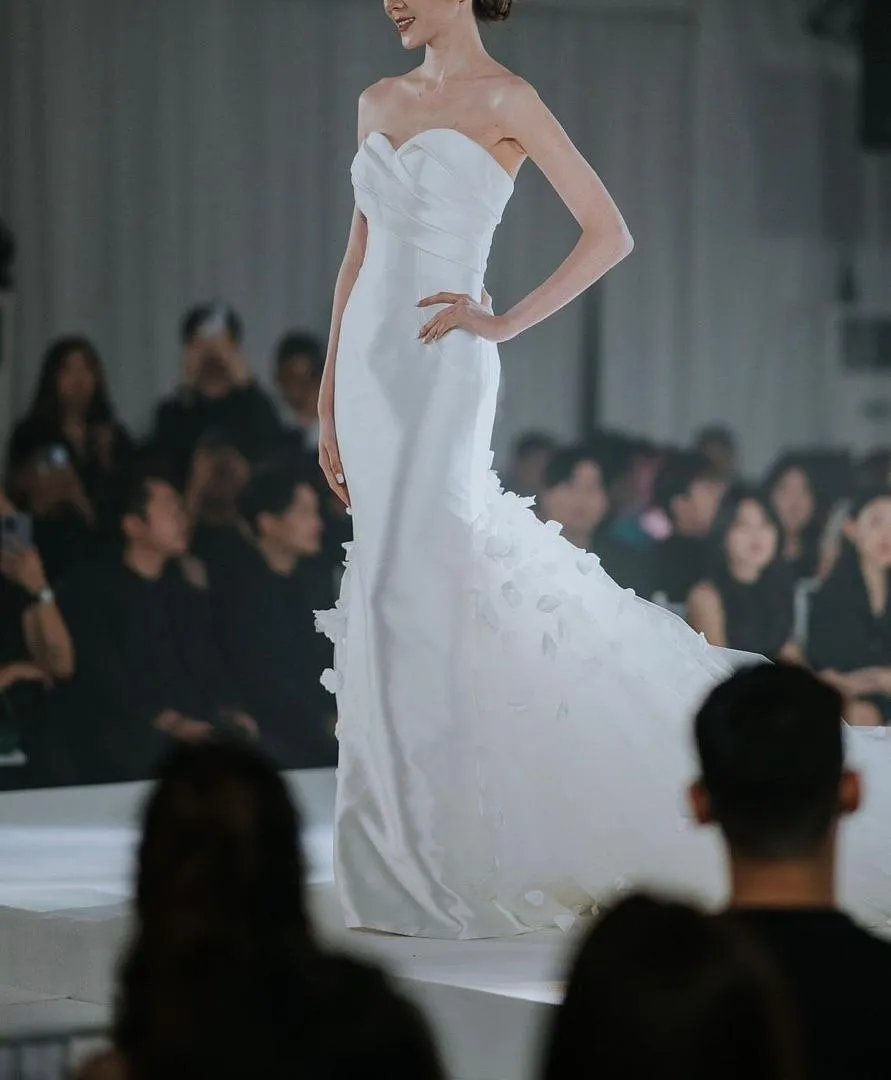 S05AAT 1236 - FS Rebecca satin sweetheart pleats mermaid 3D flower train