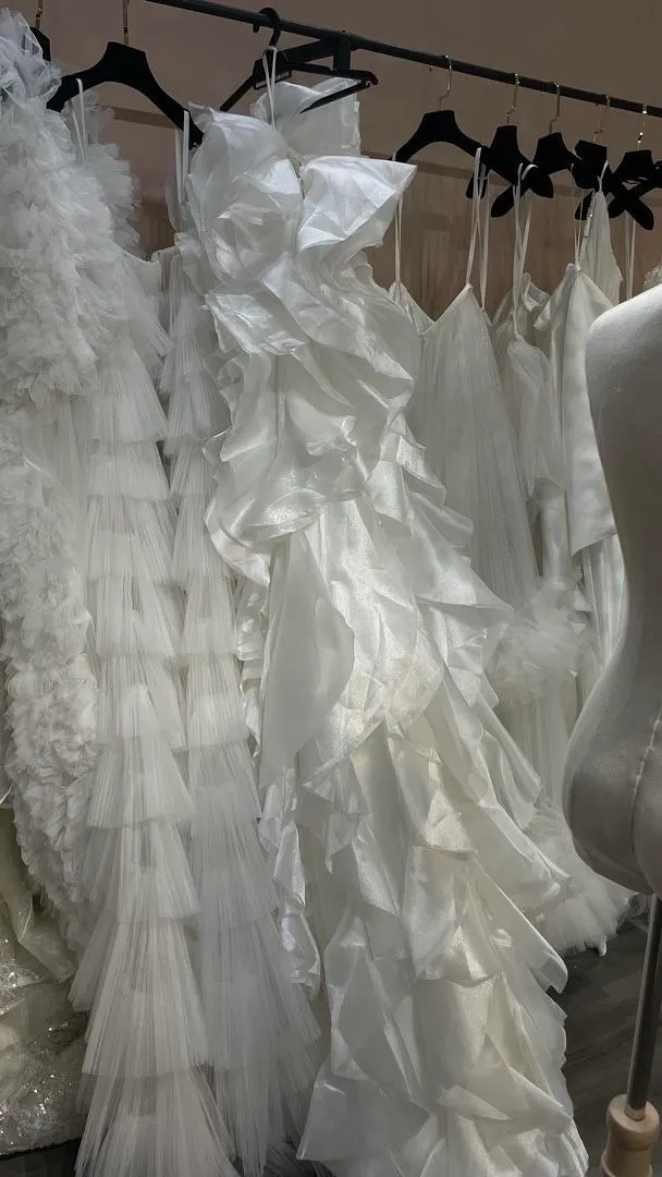 S05AAT 1345 Satin ruffle train