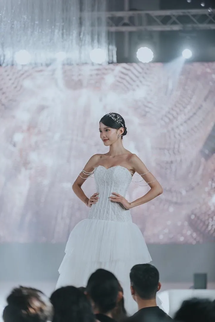 S05AAT 1248 FS Joey drop waist with tangling off shoulder