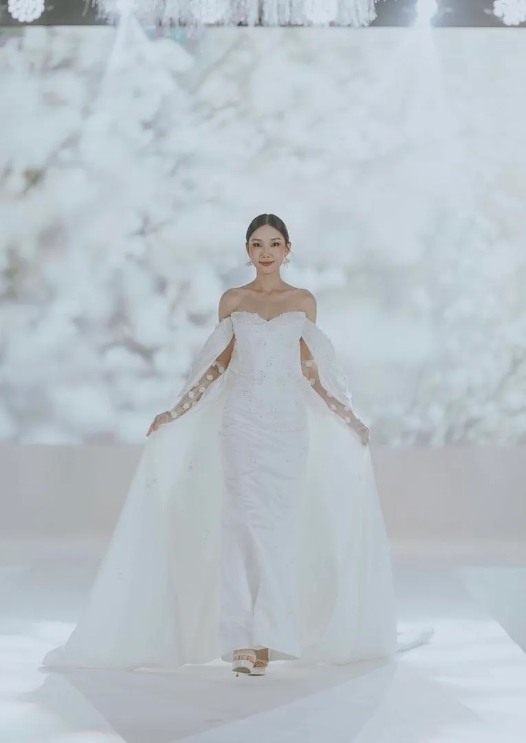 S05AAT 1233 FS Wendy satin with FaFa (sakura) lace detachable train and gloves