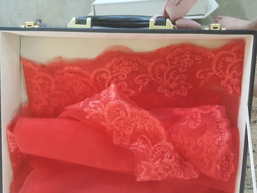 S05AAT 0300 - Red lace veil
