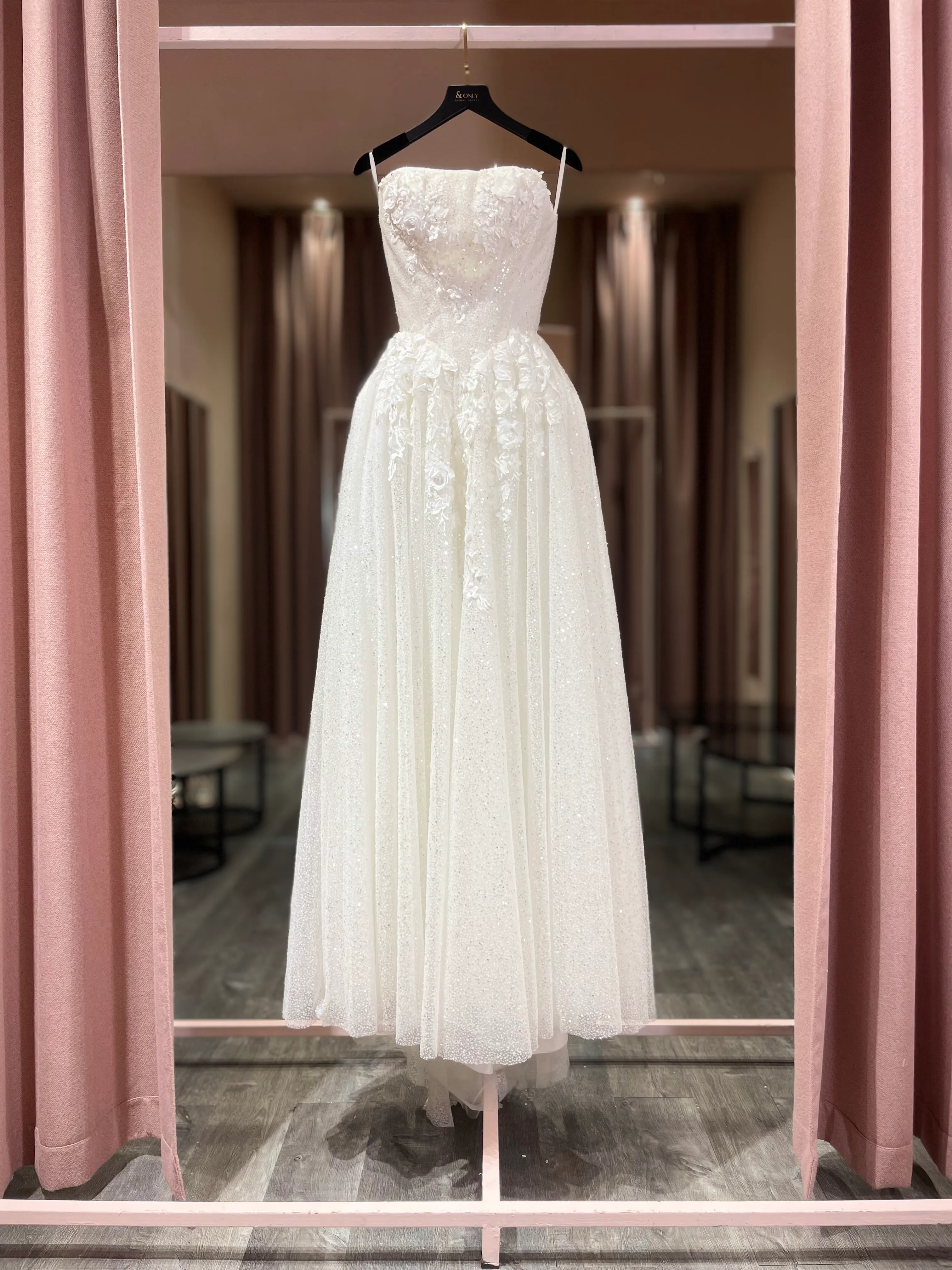 S05AAT 1437 Viet Cat Eye 3D flower corset blink V waist with 3D veil