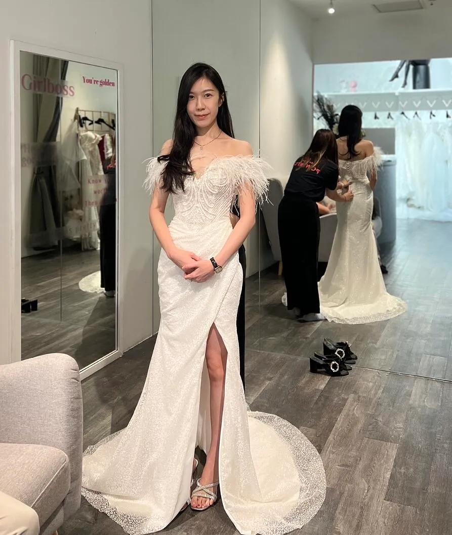 S05AAT 0984 - Feather slit mermaid