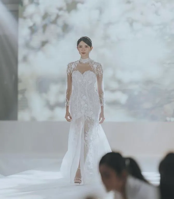 S05AAT 1232 FS Joey 3D lace Gaogao halter long sleeve with middle slit