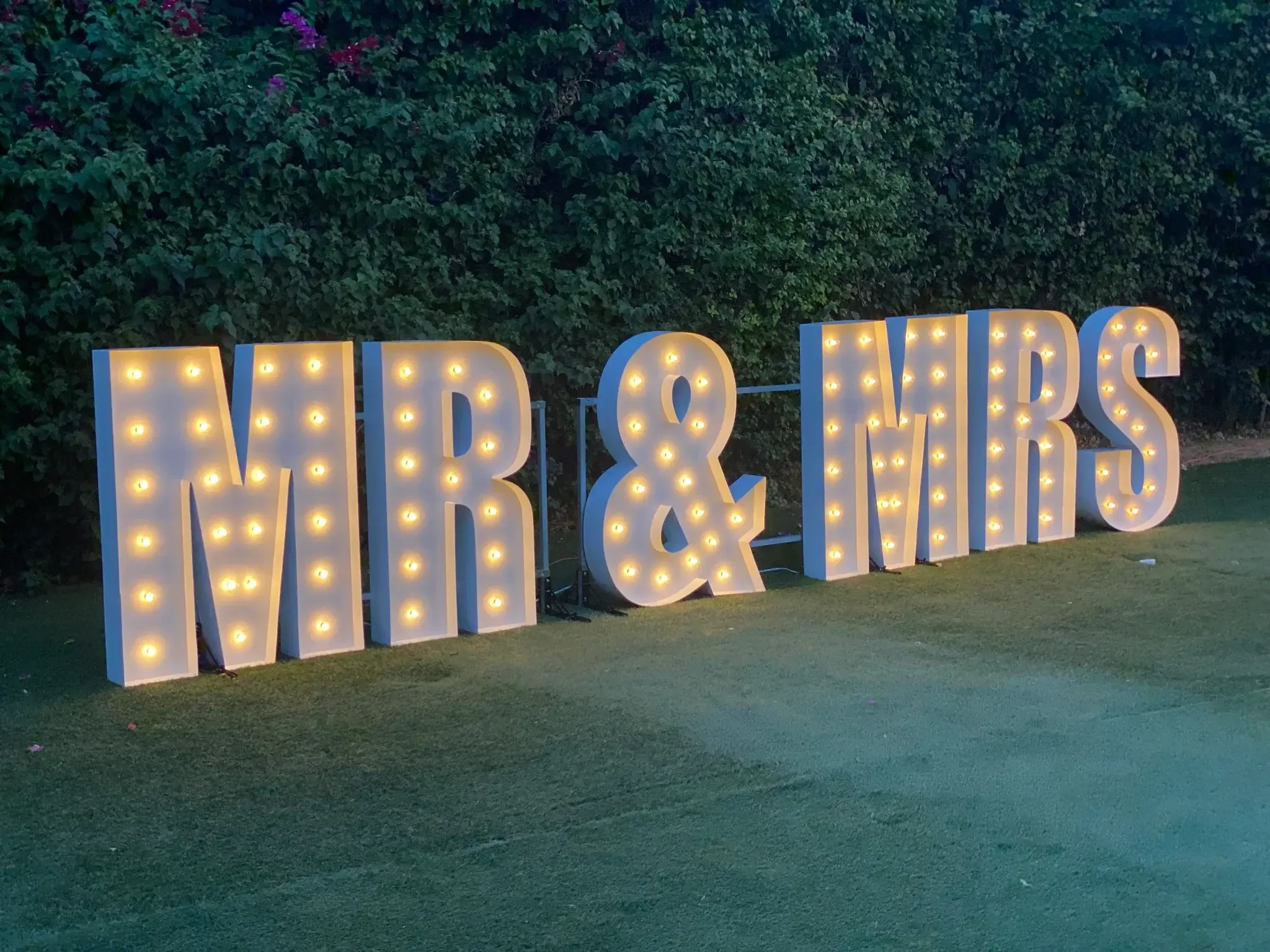 Mr & Mrs Marquee Letter Rental (4FT) β Elegant Wedding DΓ©cor in Dallas Metroplex