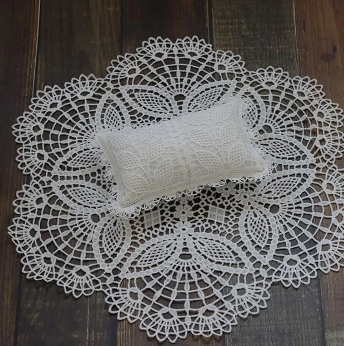 Posing Pillow & Lace Round Rug (White)
