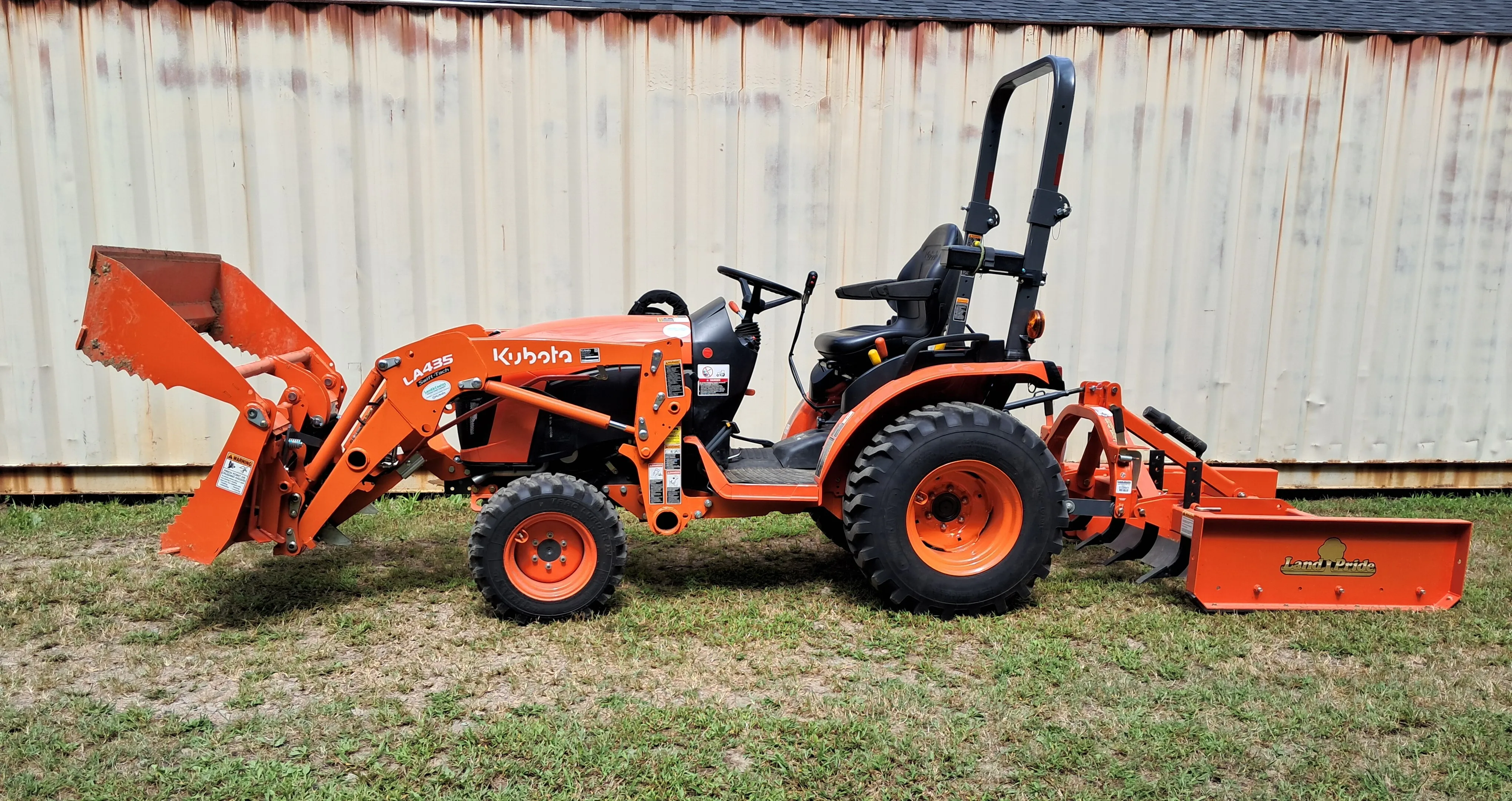 Kubota B2601 with Combo Bucket/Grading Scraper