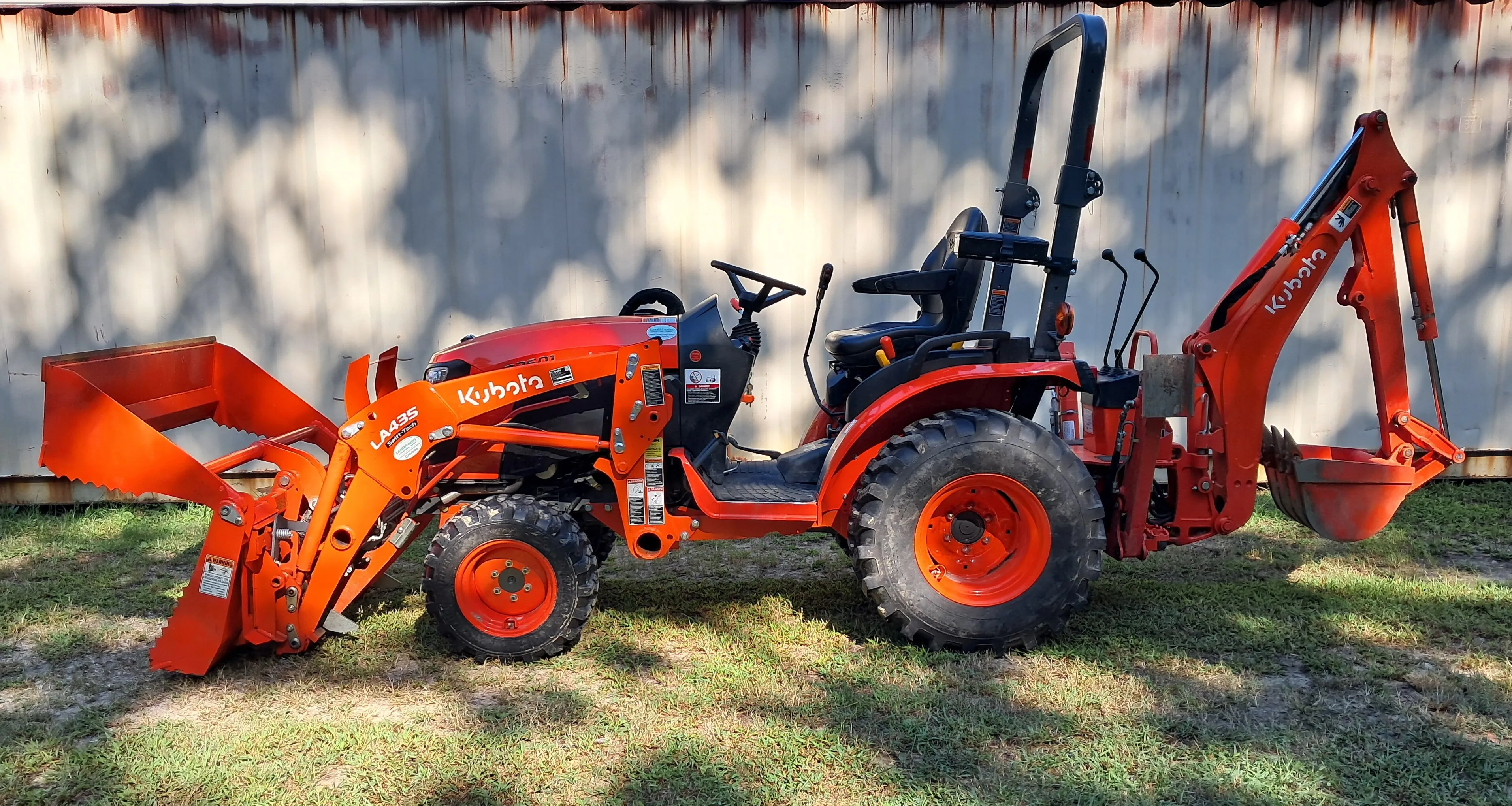 Kubota B2601 with Combo Bucket/Backhoe Bundle