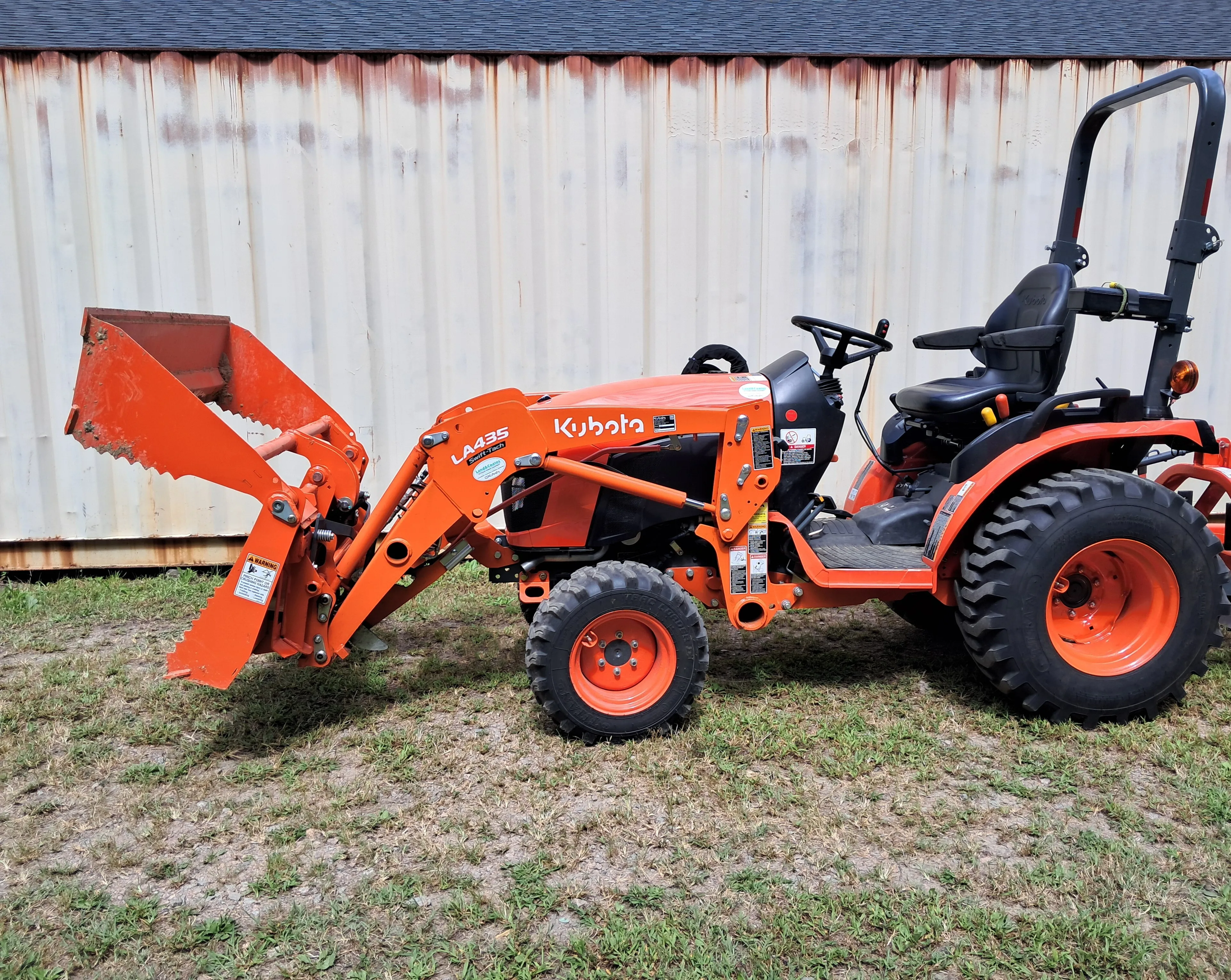 Kubota B2601 with Combo Bucket and Post Hole Digger