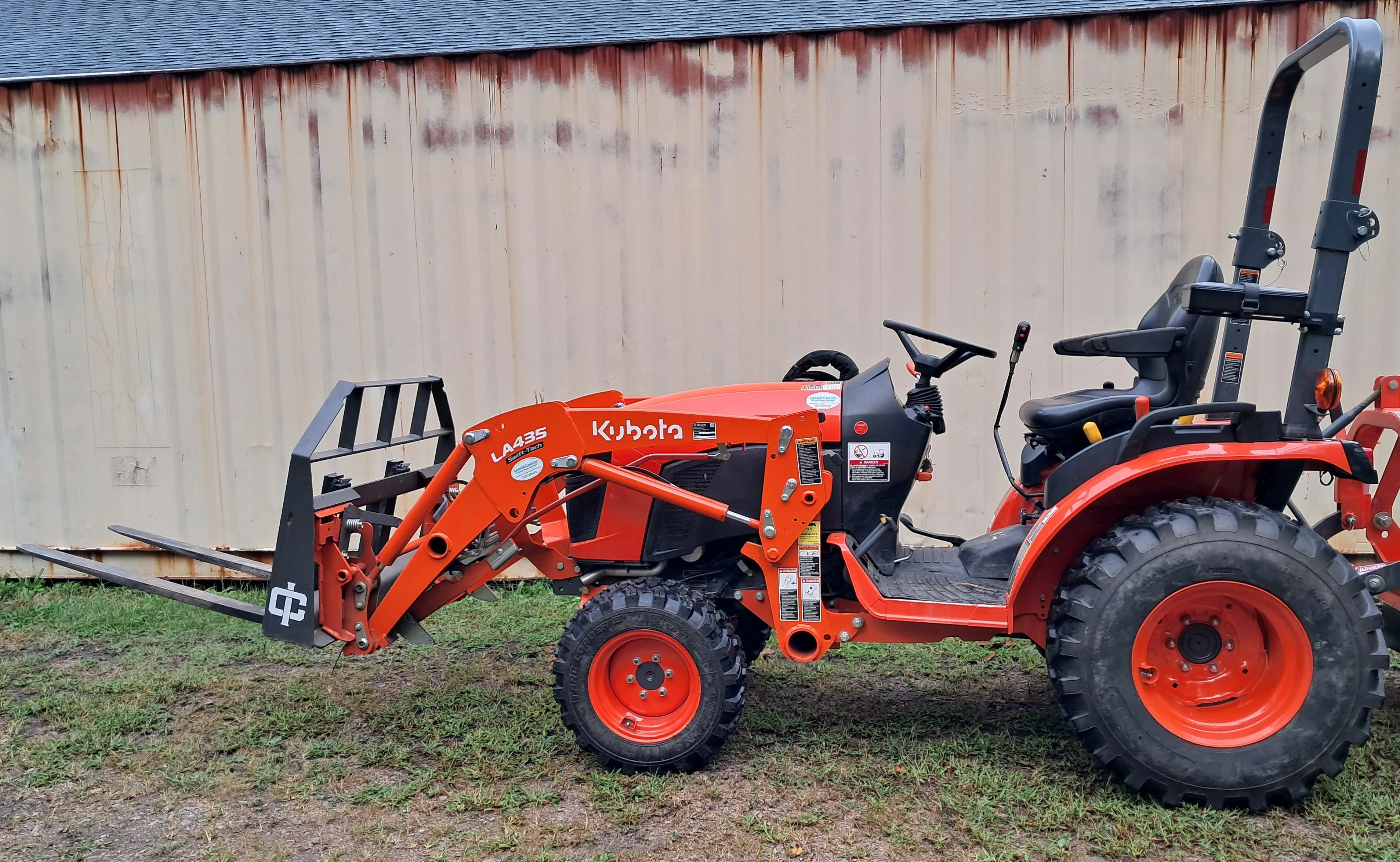 Kubota B2601 With Pallet Forks and Grading Scraper