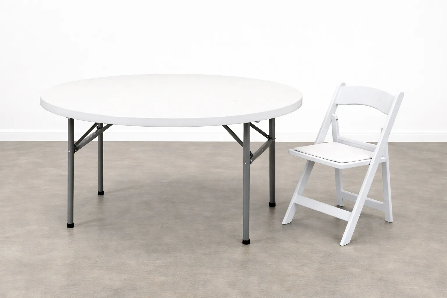 Round Table & Resin Chair Set | 4× 60″ Rounds | 32 Resin Chairs
