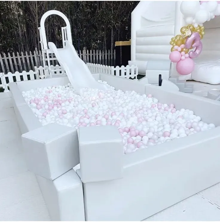 Piscine à balles géante