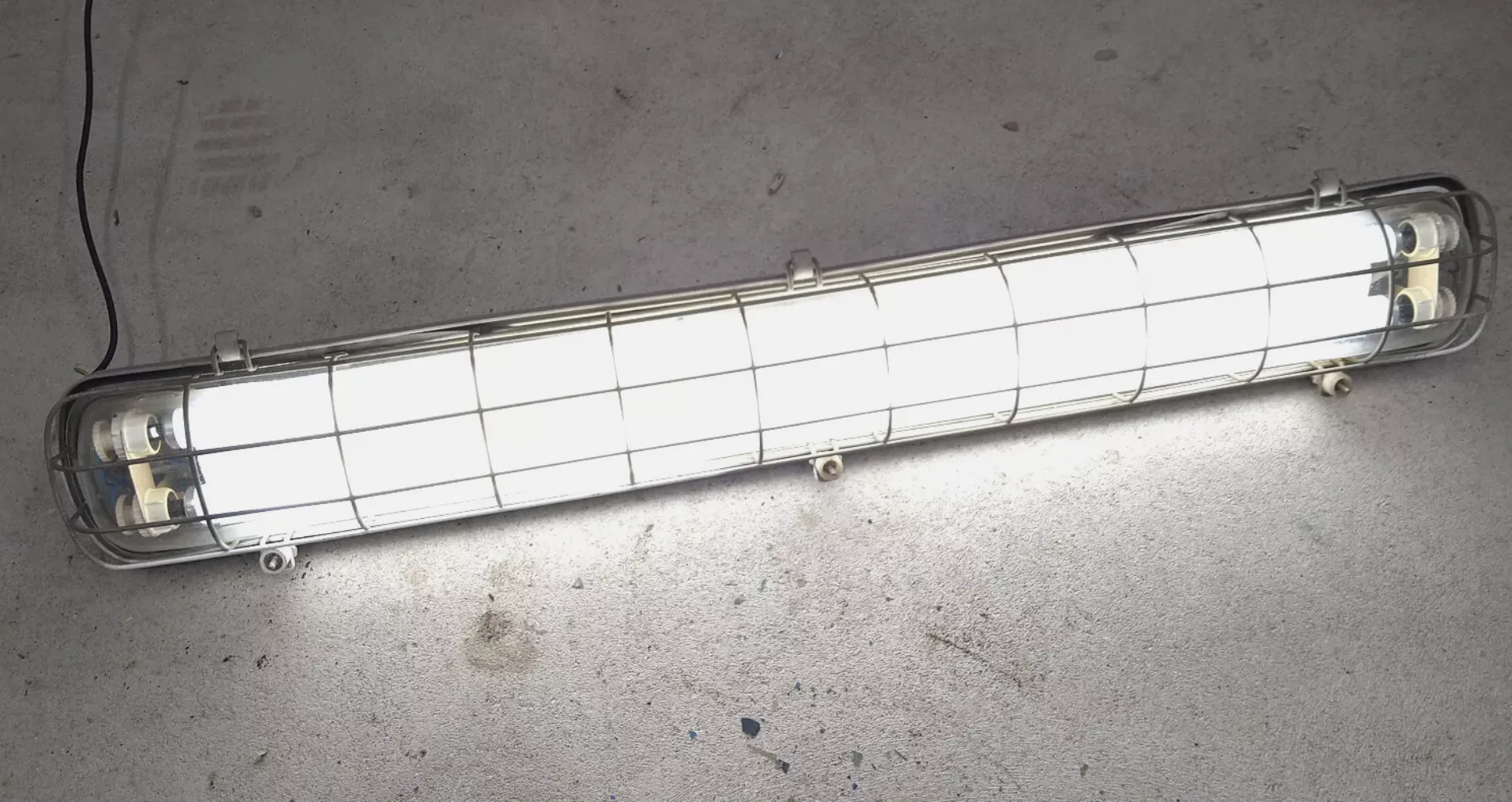 Industrial grit lamp