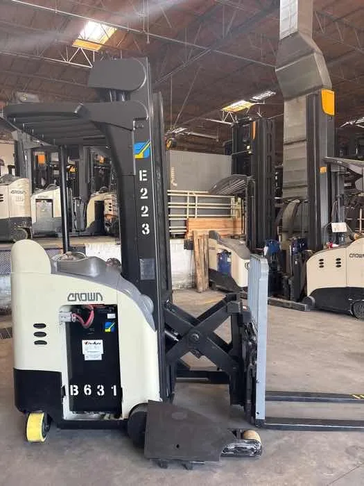 Crown Single Reach 240" Lift Height