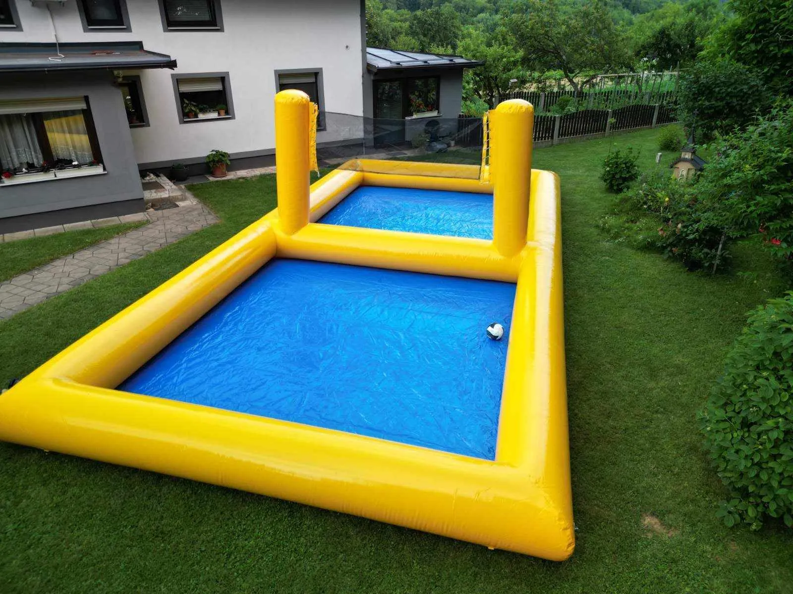 Napihljiva odbojka v bazenu