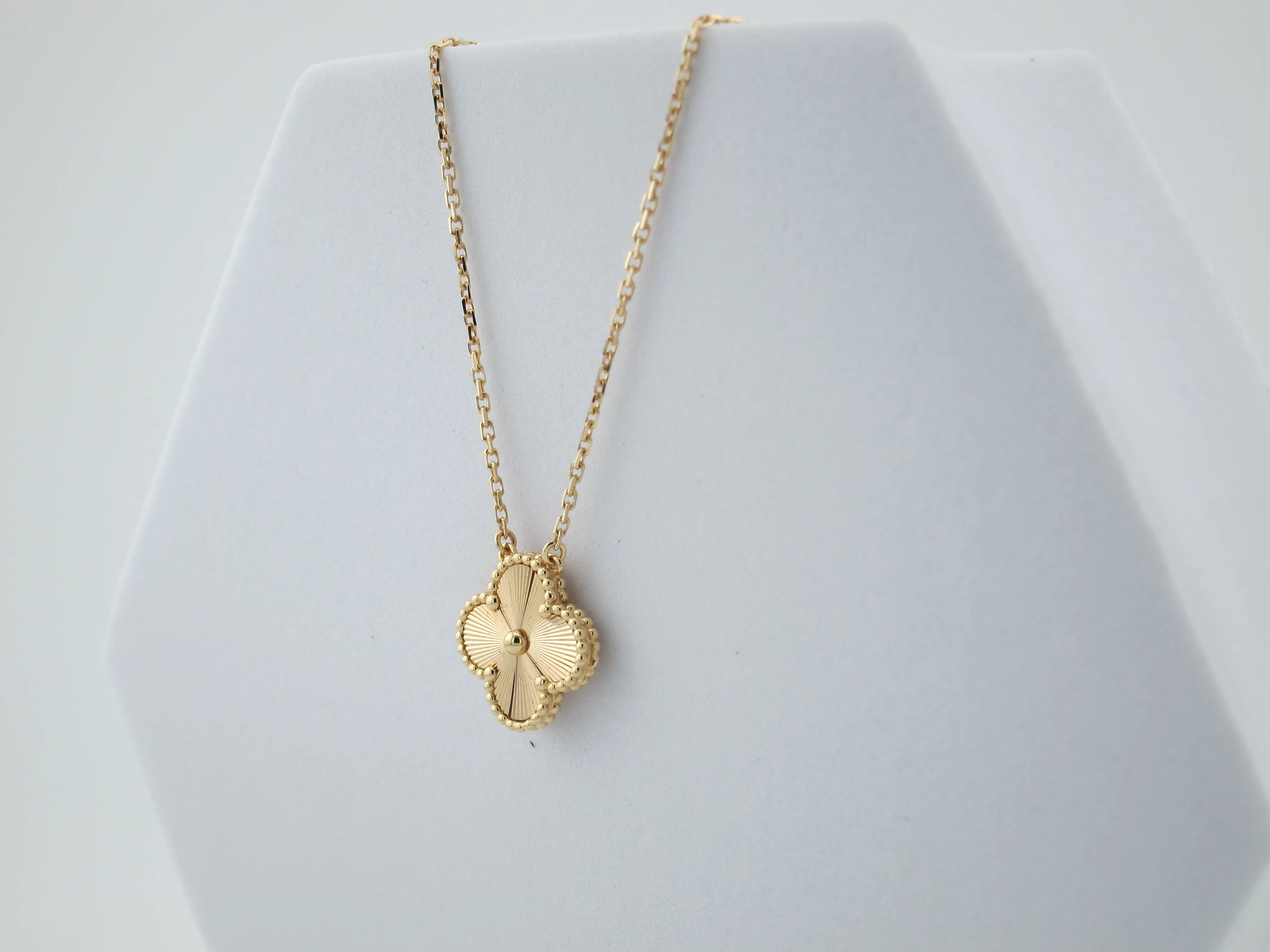 VINTAGE ALHAMBRA PENDANT YELLOW GOLD