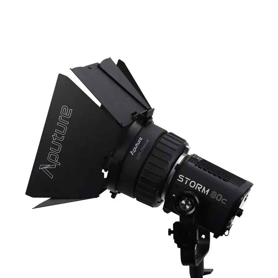 Aputure Storm 80C mit CF4 Fresnel und Barn Doors