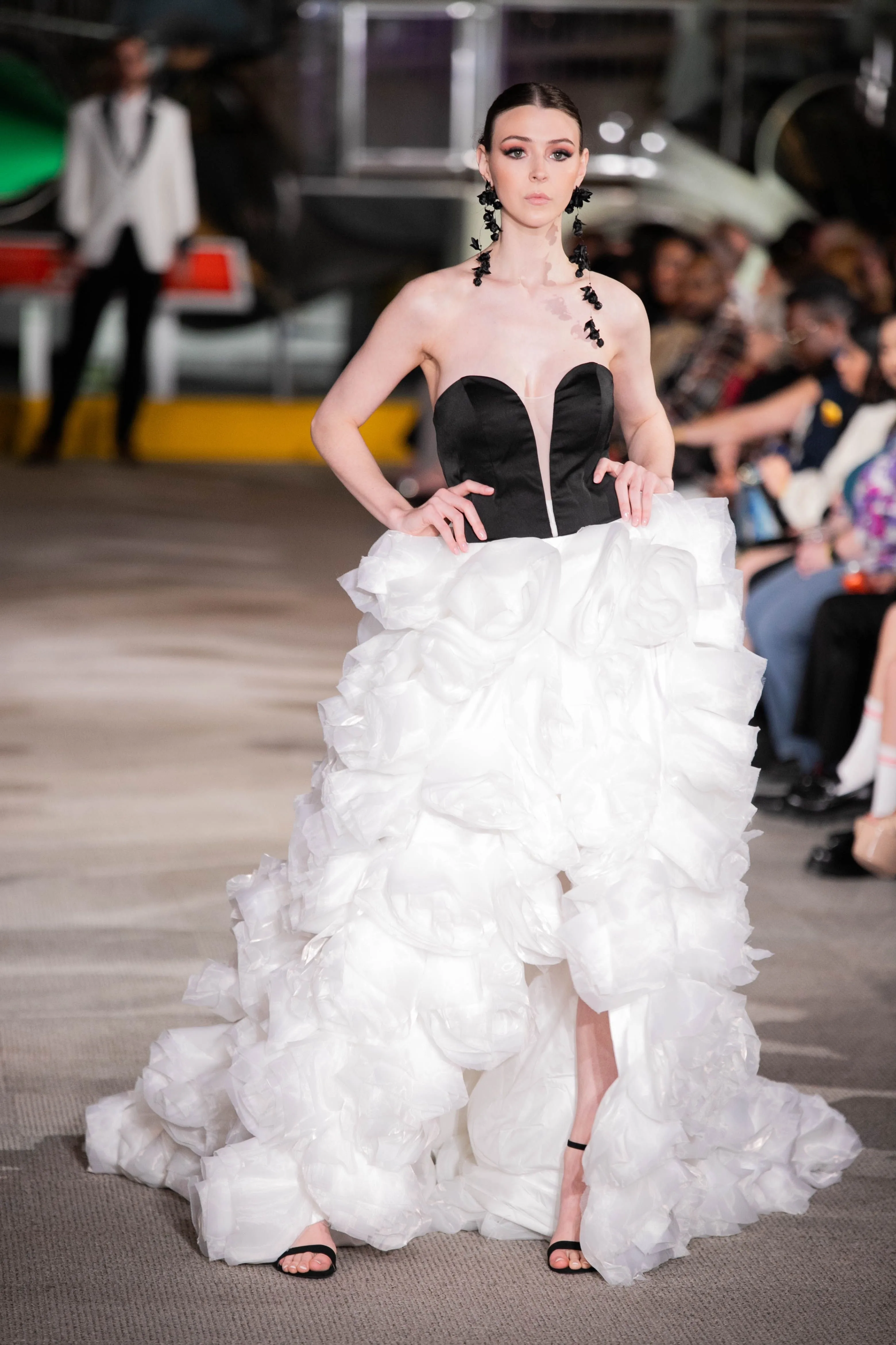 Look 12 - Vagues Marines sous Plumes Noires