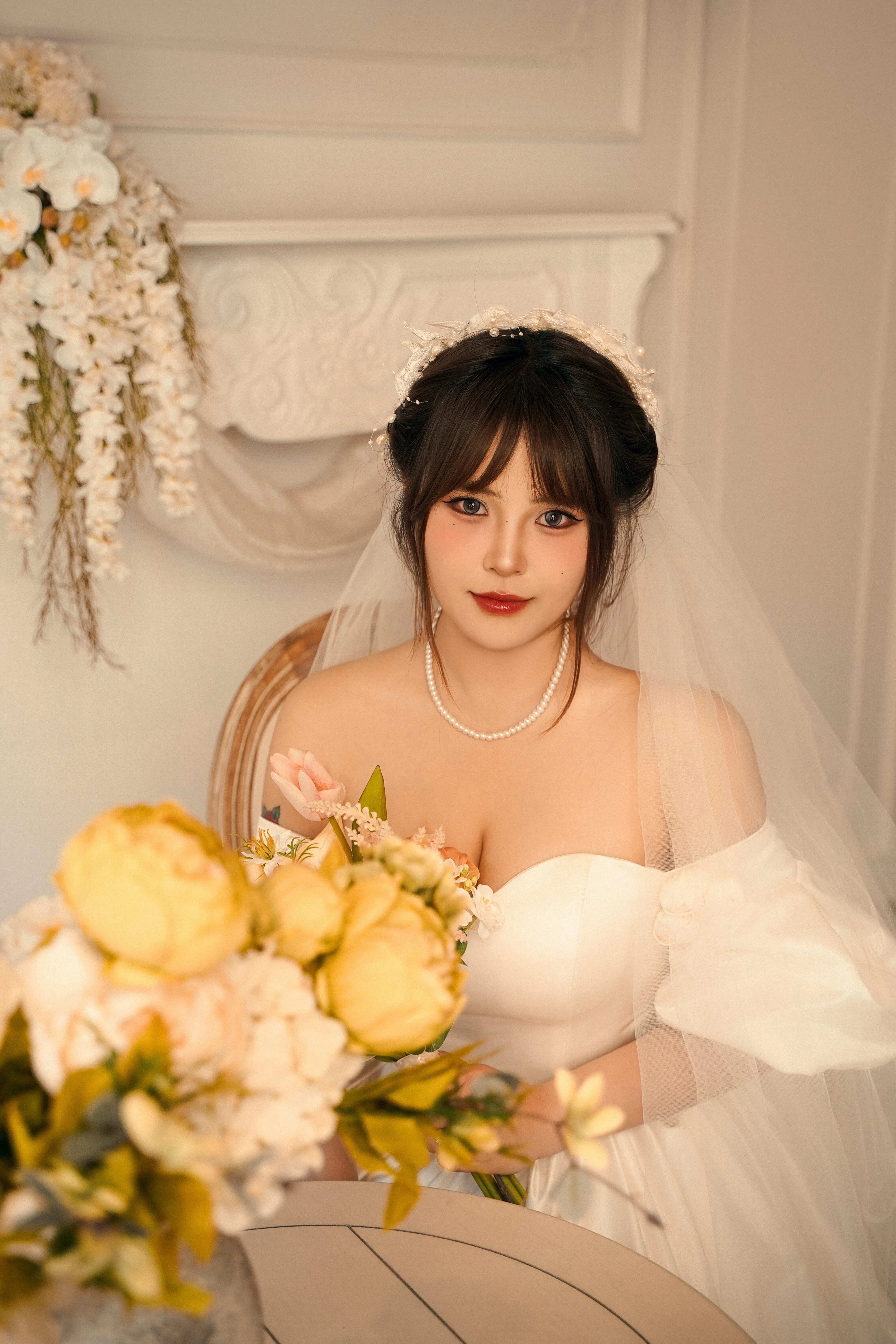 Roses en jade et pierres précieuses