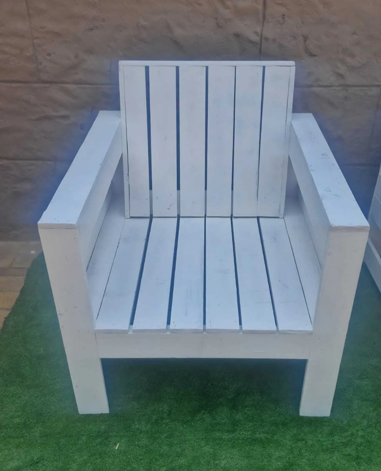 Pallet white single seater
