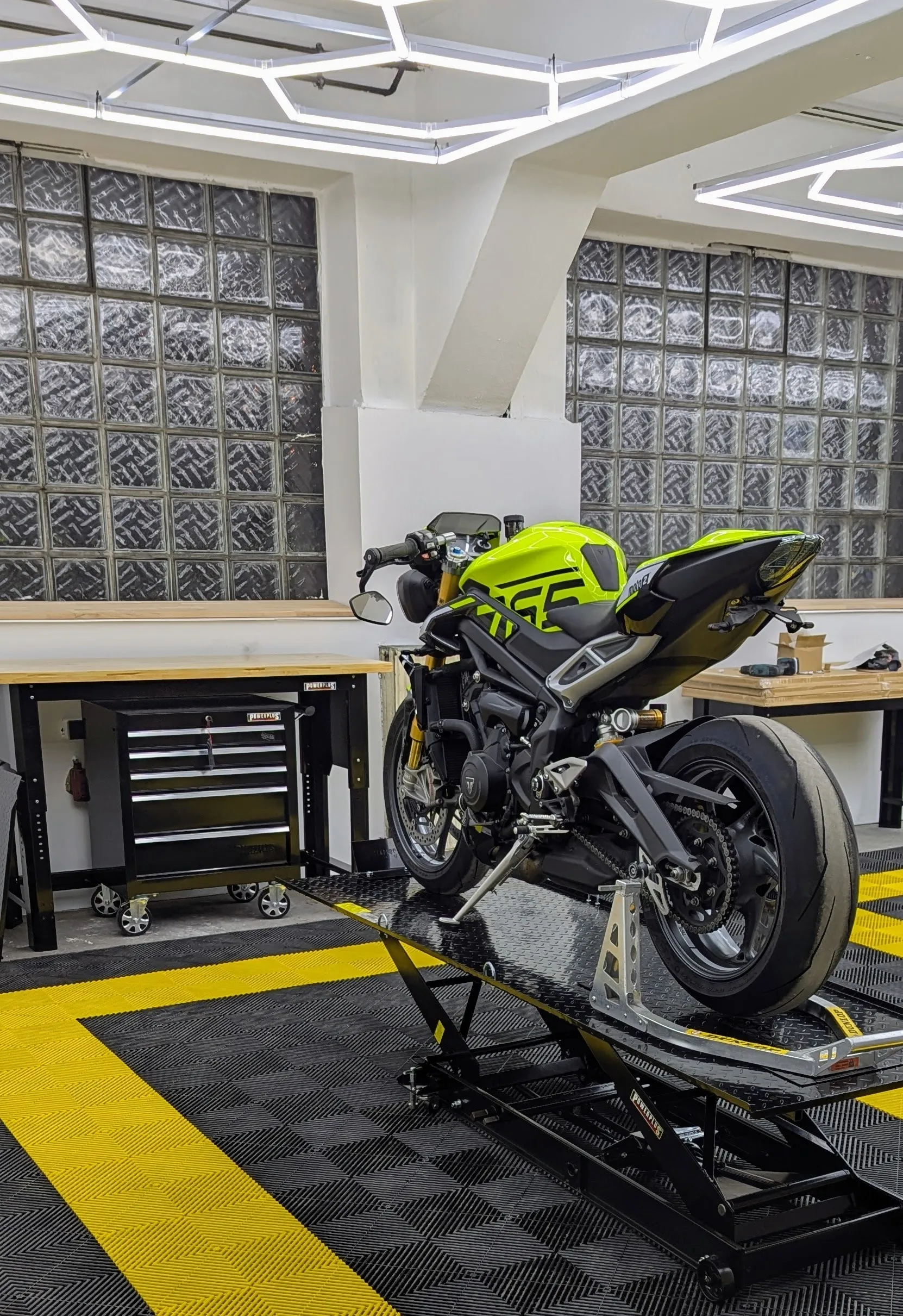 Motorrad Mietwerkstatt mit Hebebühne