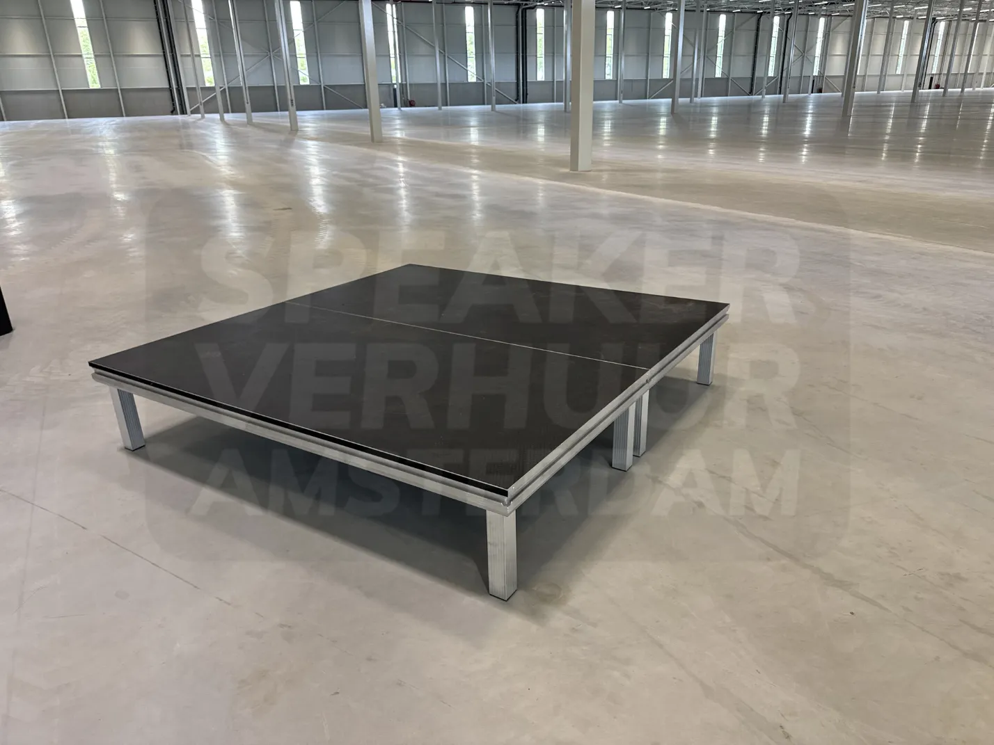 Podium set 2x2 meter 40cm hoog huren