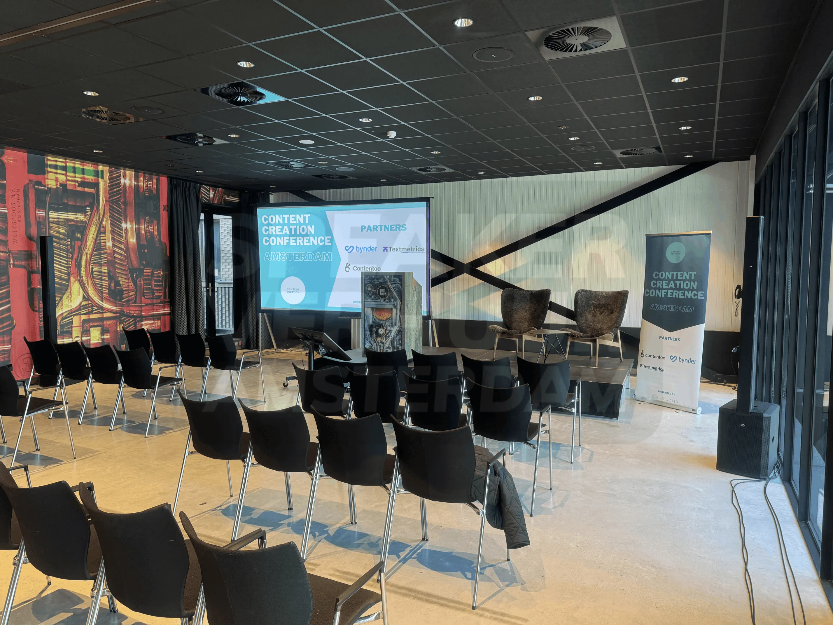Geluid en scherm setup voor conferentie in Amsterdam met professioneel scherm en speakers