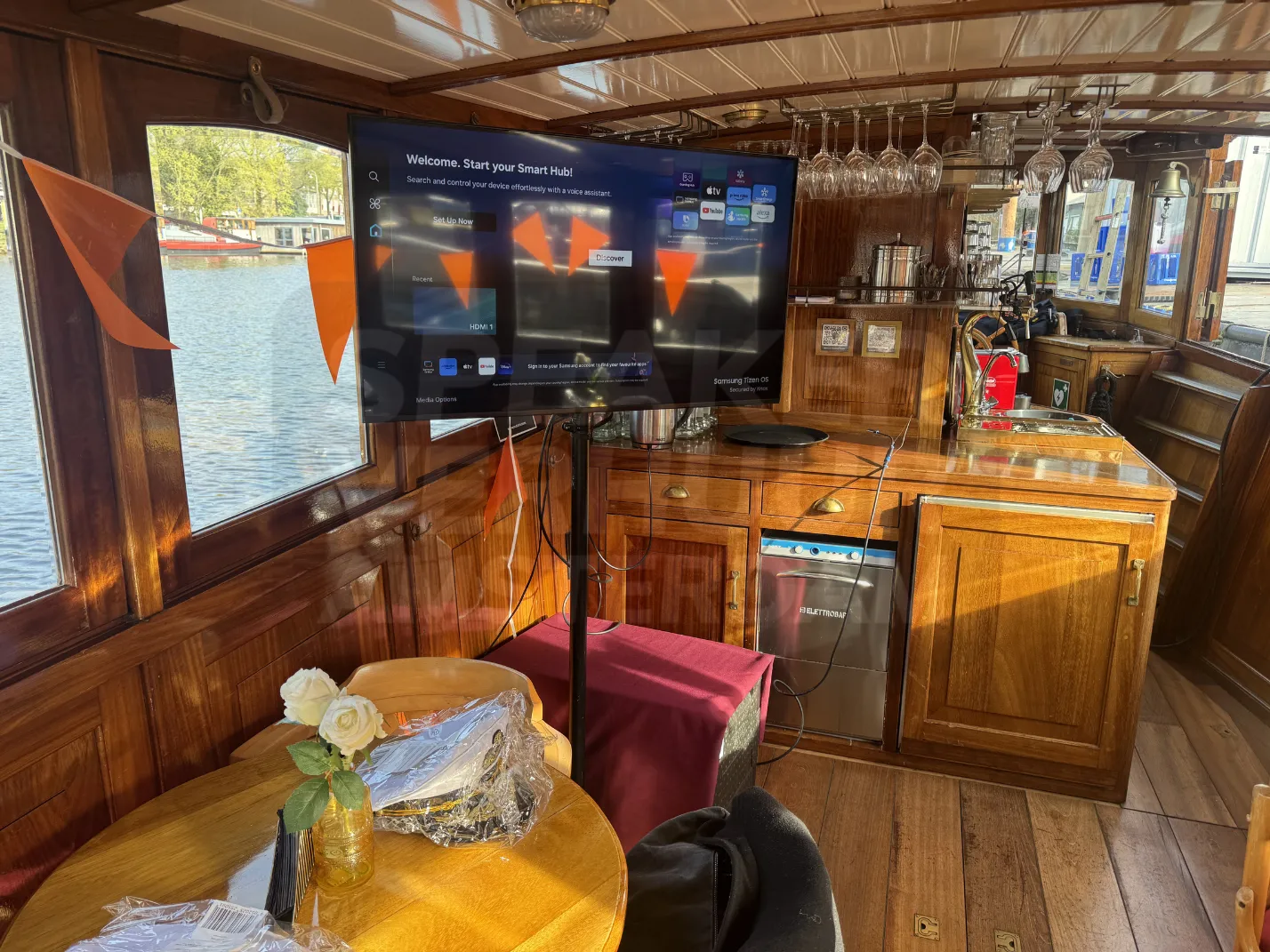 tv scherm salon boot Amsterdam zonder stroom