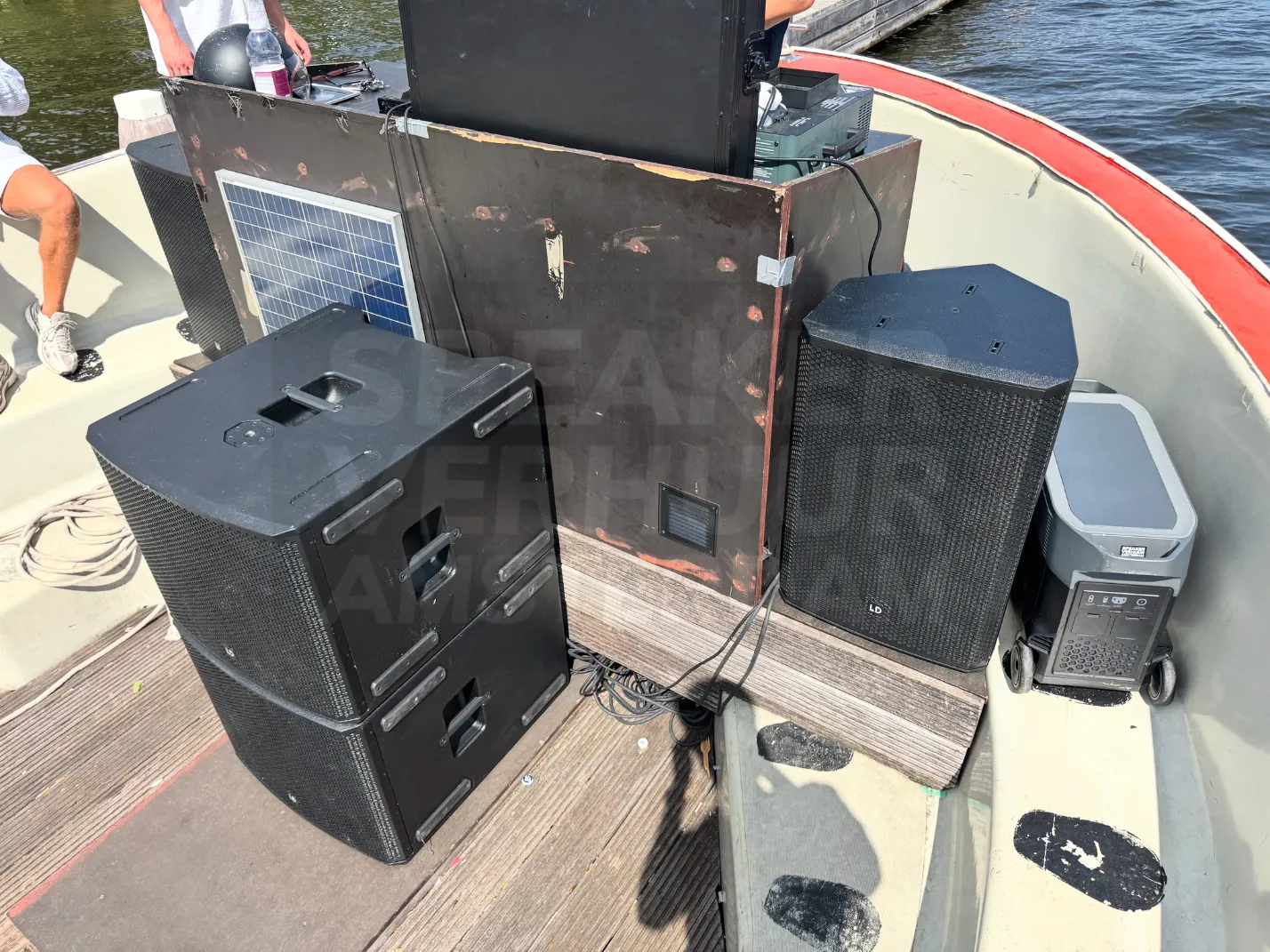 speakers op accu bootfeest Amsterdam sloep geluid