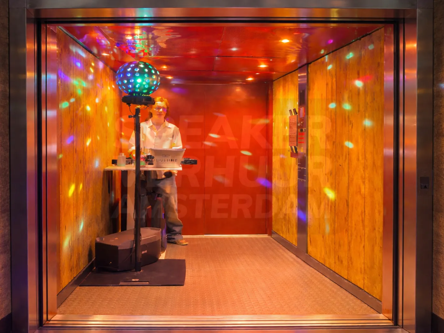 dj in lift entree Amsterdam