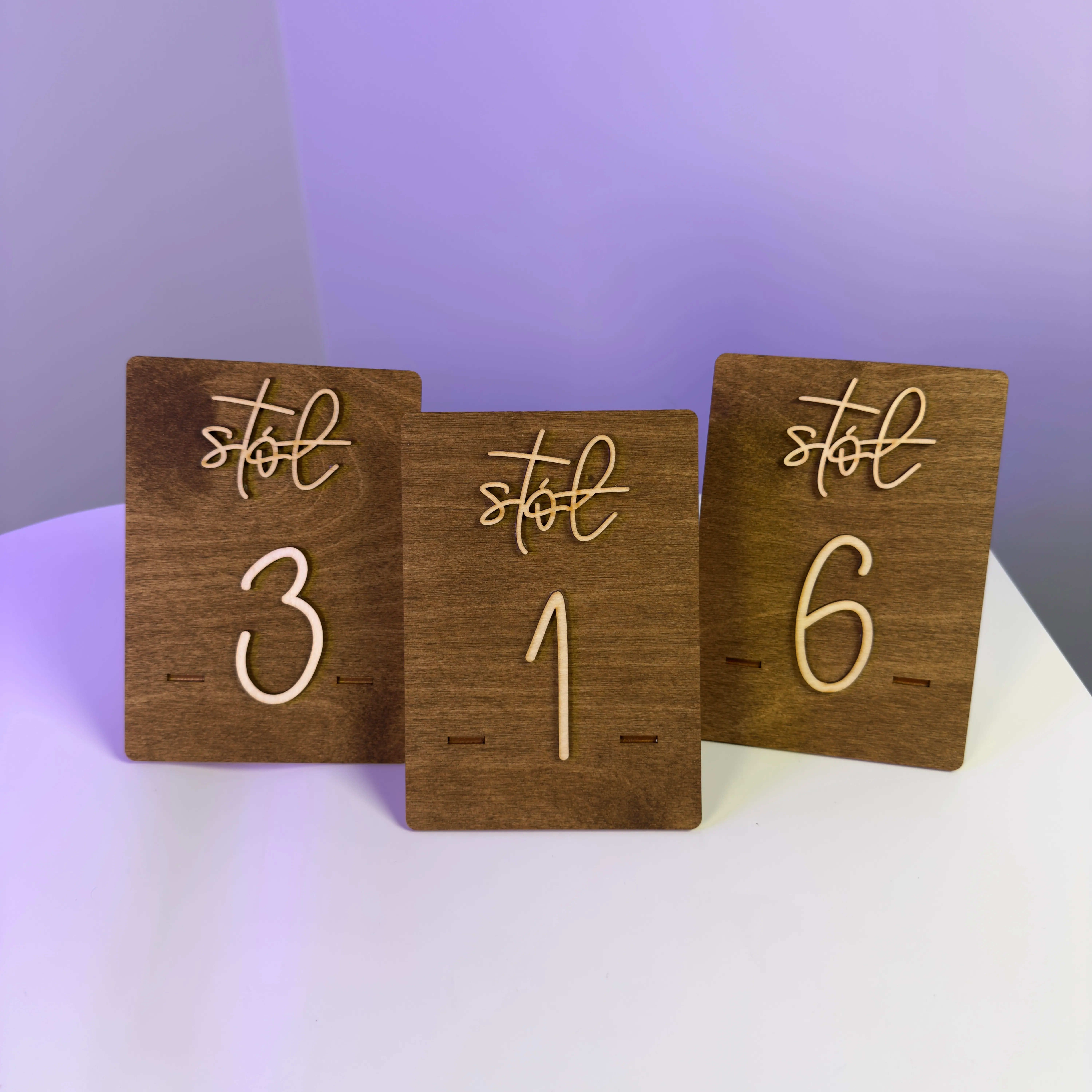Drewniane numerki na stół 