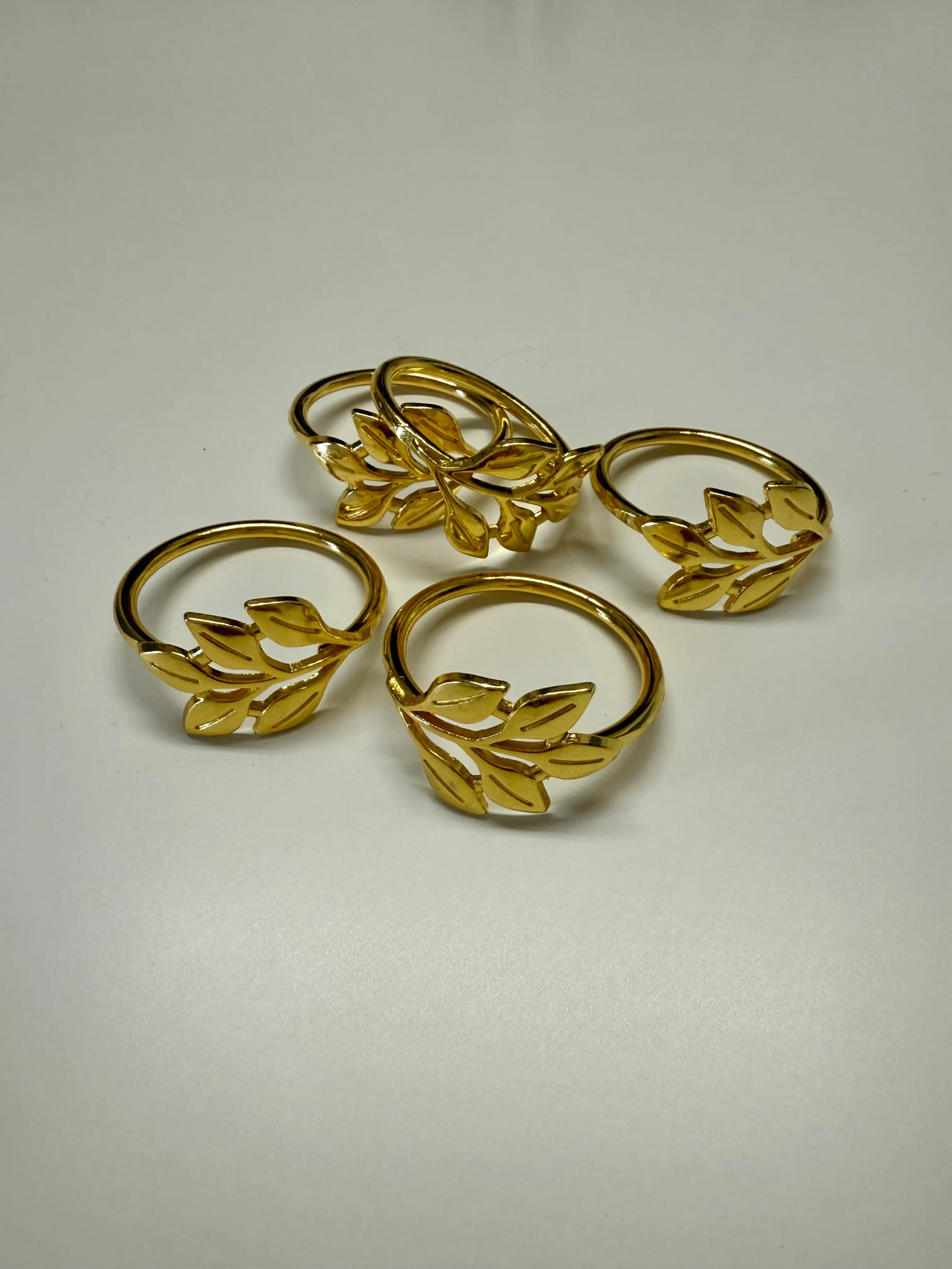 Obrączki na serwety w kształcie liścia kolor złoty 