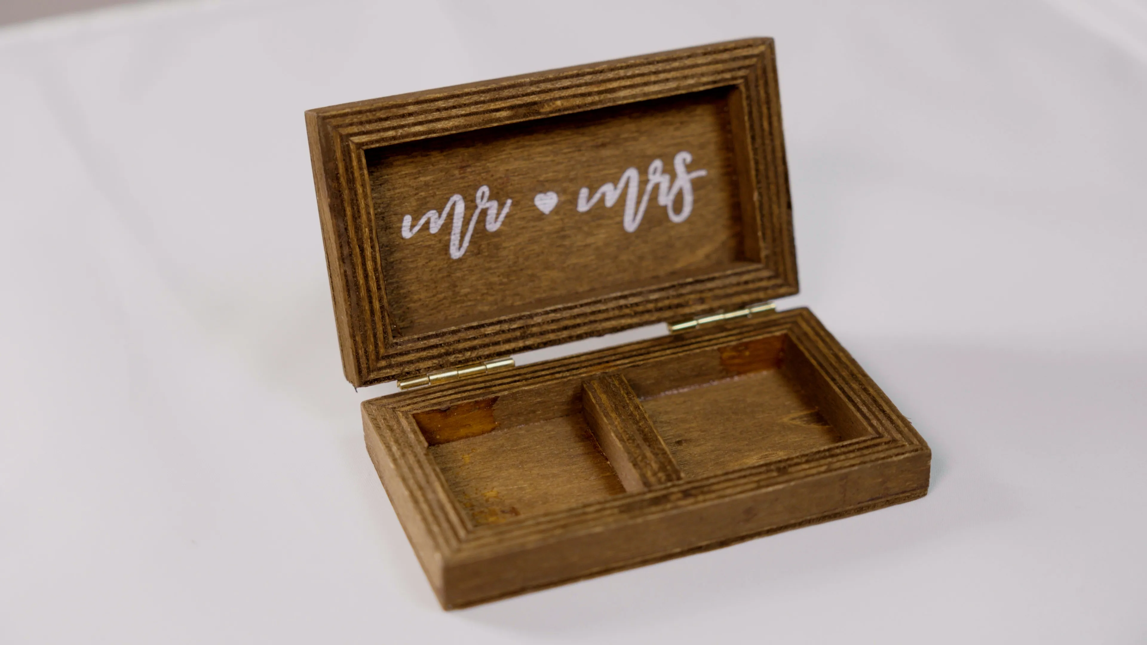 Drewniana szkatułka na obrączki 