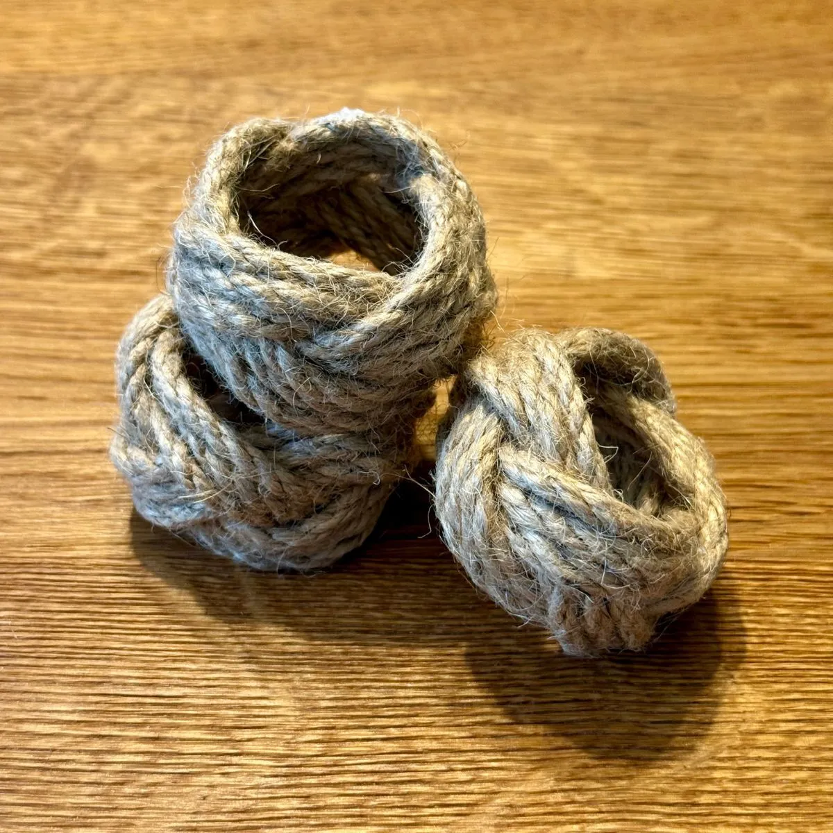 Rustykalne obrączki do serwet ze sznurka 