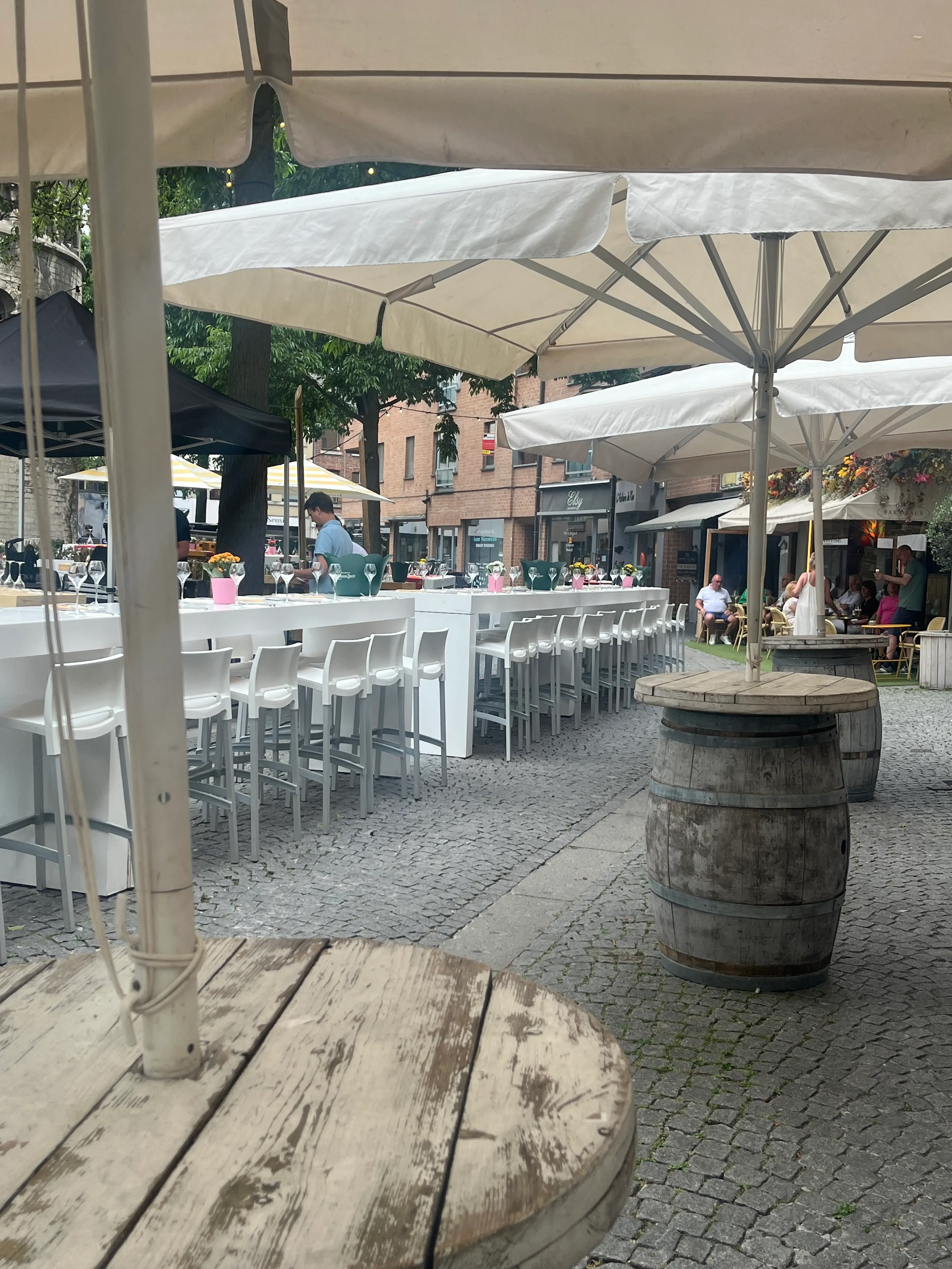 Wijnvat met witte parasol