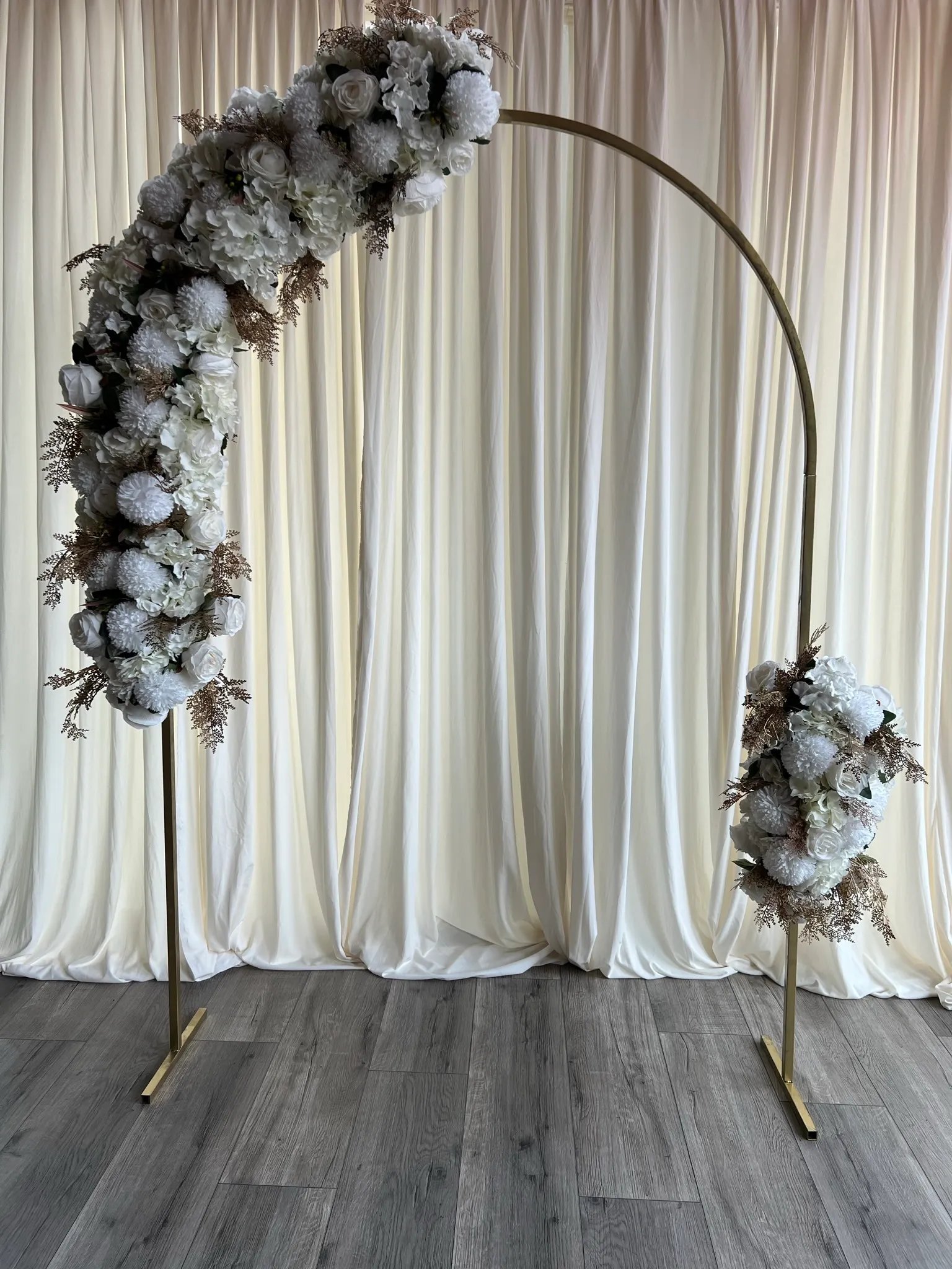 Bloemstuk wit & goud boog