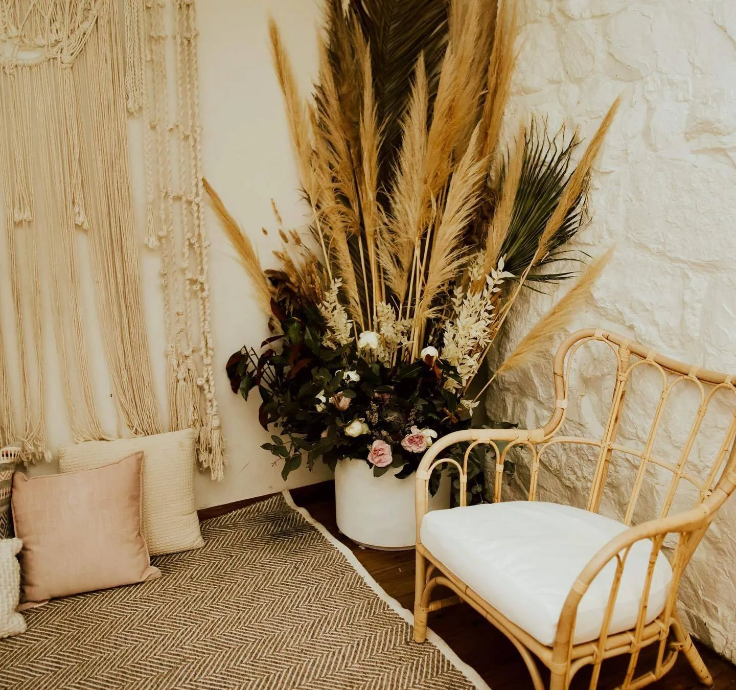 LOUNGE - RELAX IN STYLE: BASIC CANE FURNITURE